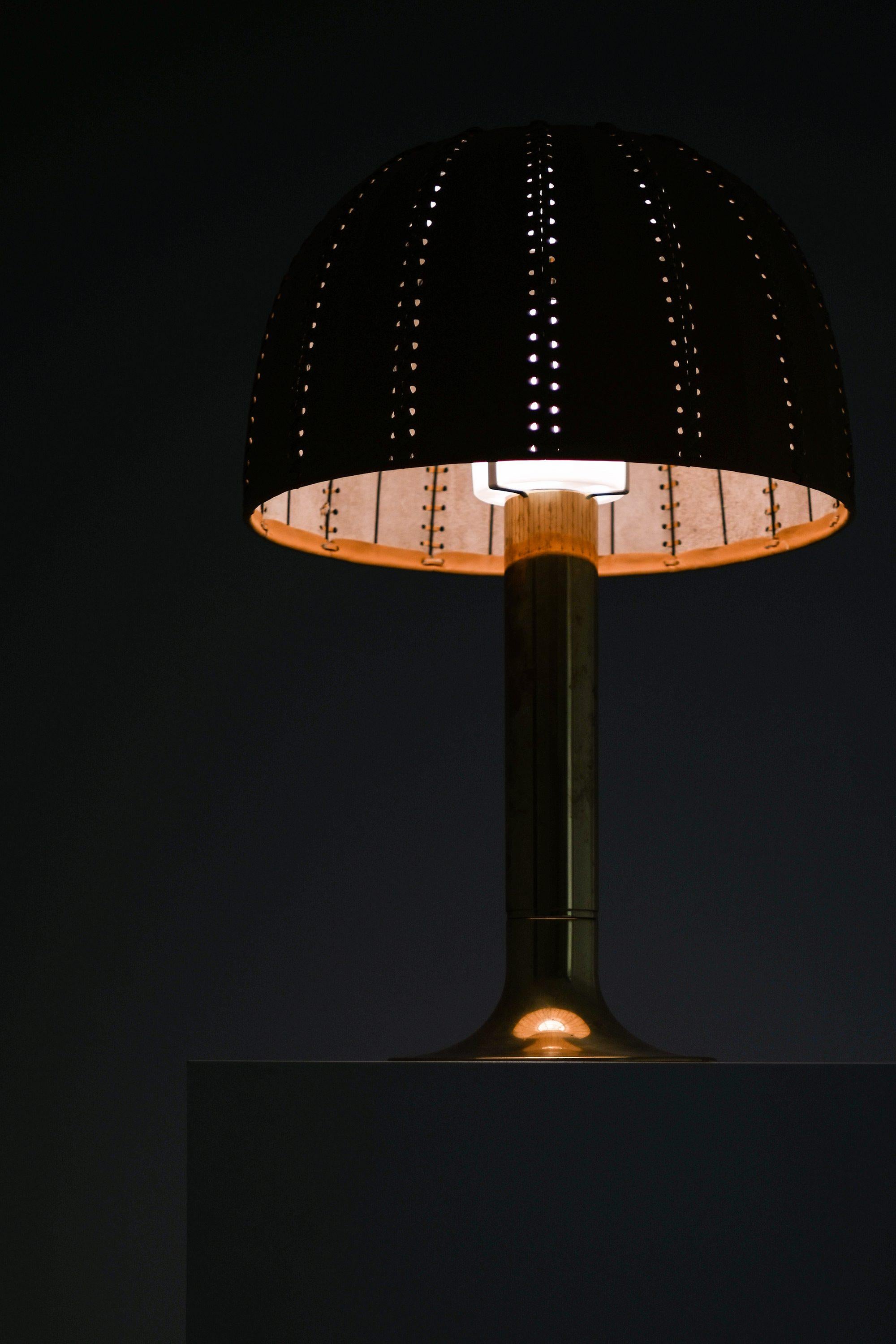 Mid-Century Modern Table Lamp in Brass and Original Leather Lamp Shade by Hans-Agne Jakobsson, 1963 en vente