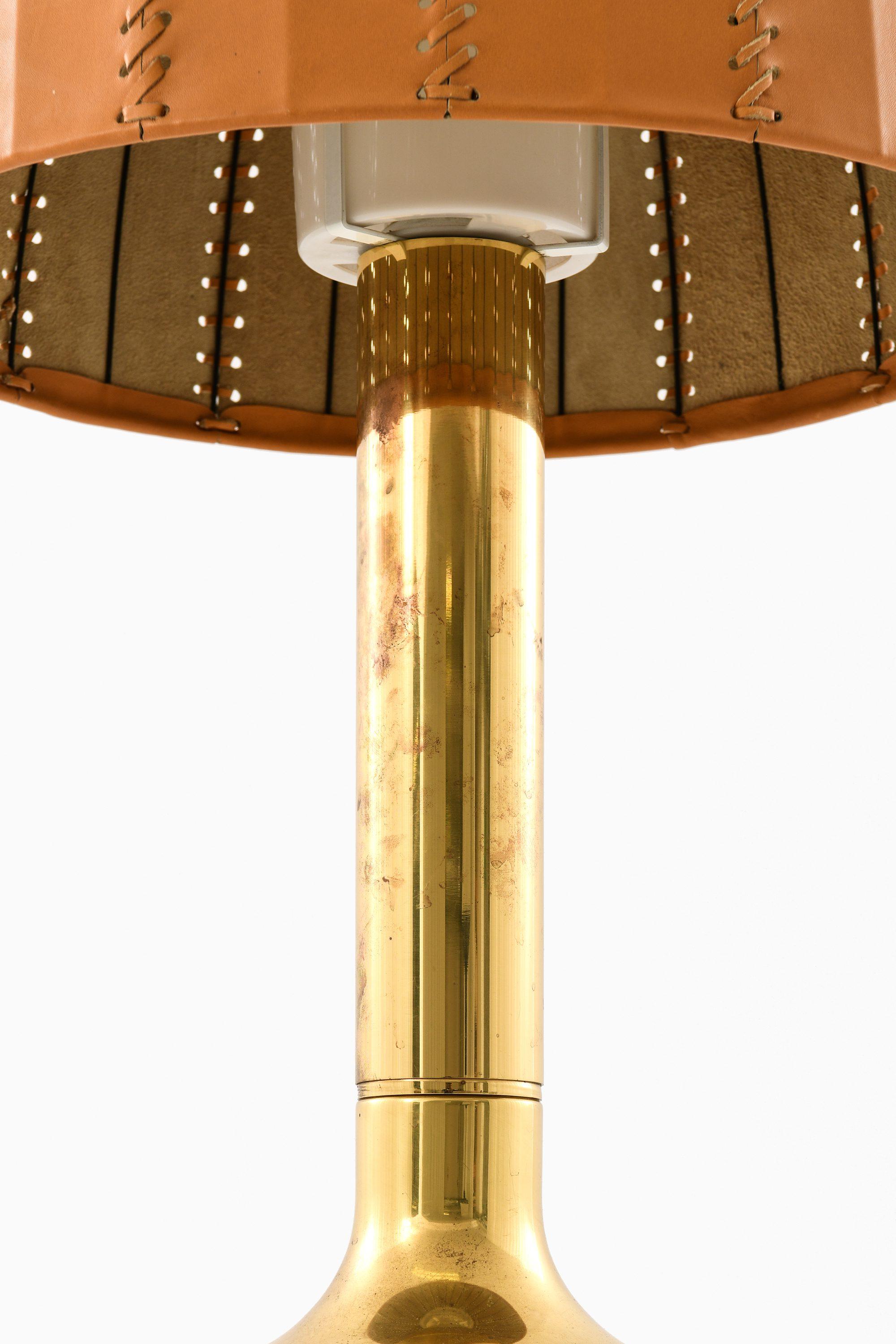 Suédois Table Lamp in Brass and Original Leather Lamp Shade by Hans-Agne Jakobsson, 1963 en vente