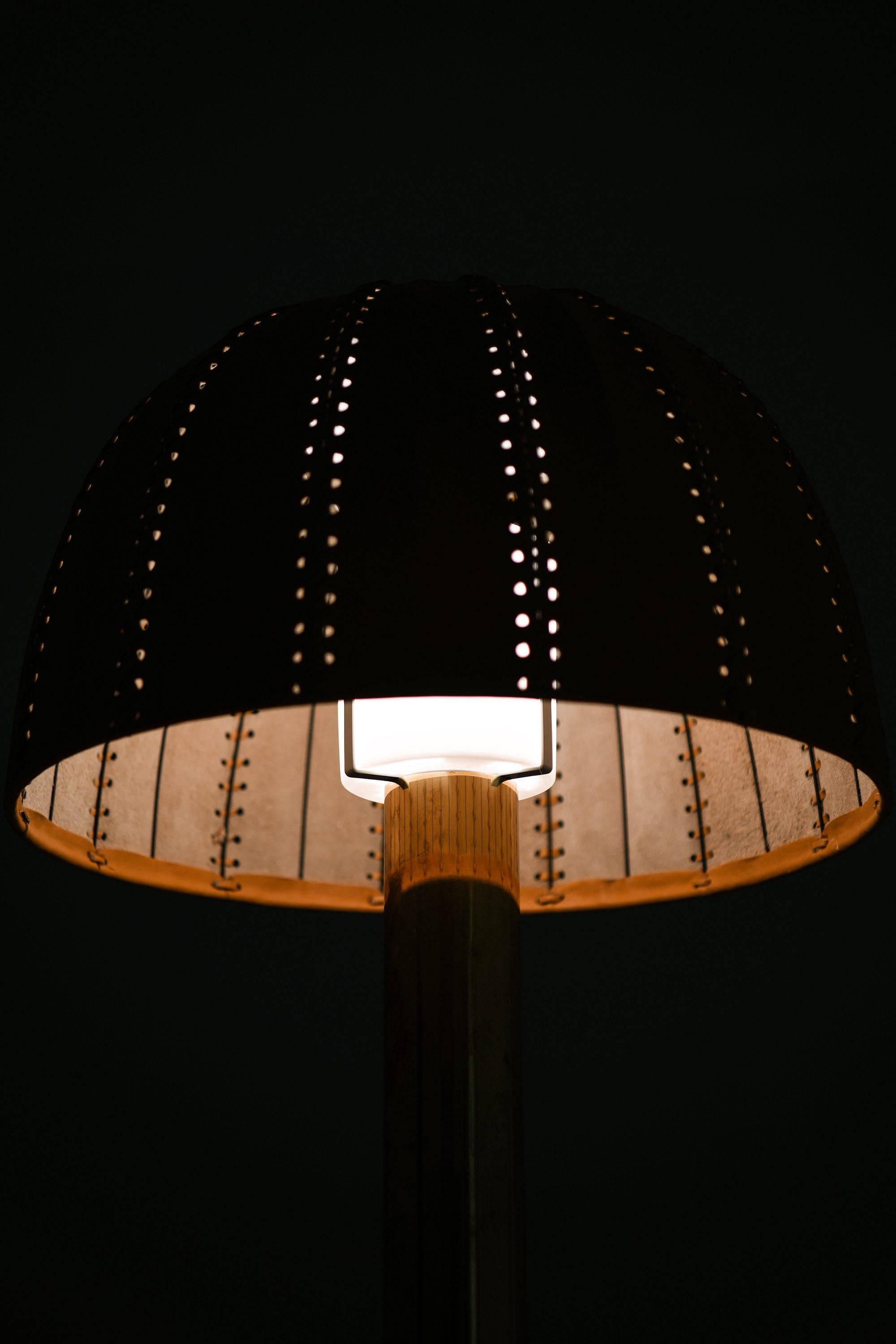 Table Lamp in Brass and Original Leather Lamp Shade by Hans-Agne Jakobsson, 1963 Bon état - En vente à Limhamn, Skåne län