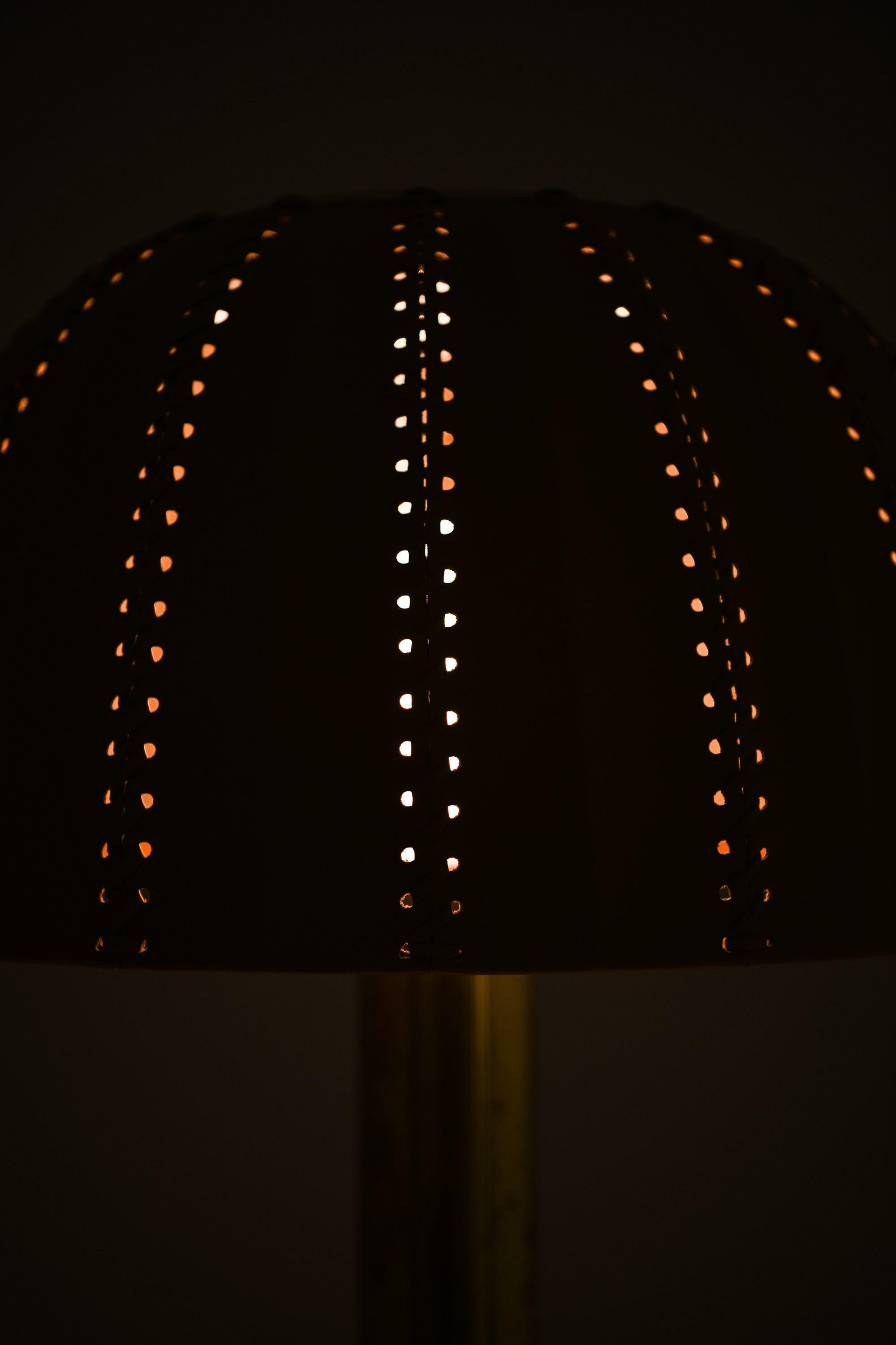 20ième siècle Table Lamp in Brass and Original Leather Lamp Shade by Hans-Agne Jakobsson, 1963 en vente