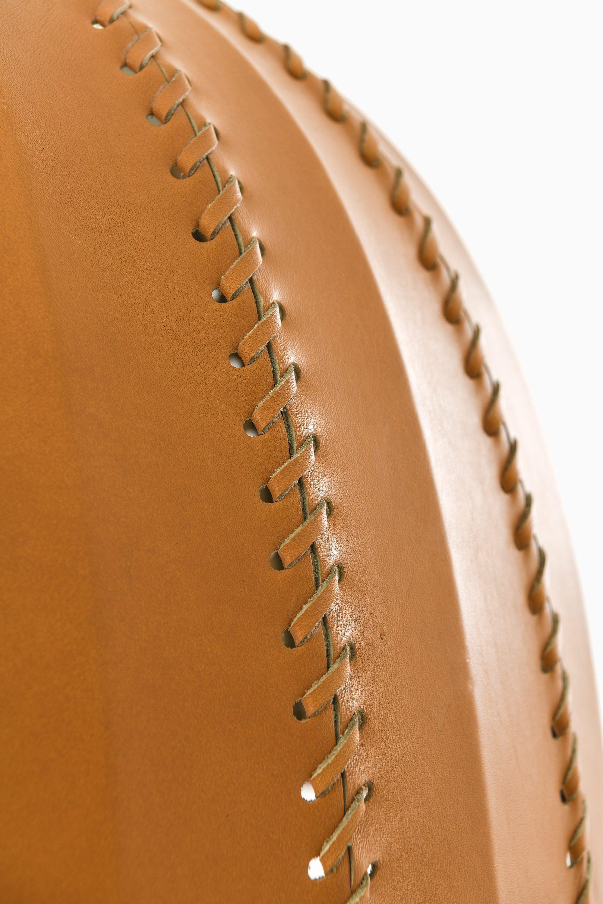 Laiton Table Lamp in Brass and Original Leather Lamp Shade by Hans-Agne Jakobsson, 1963 en vente