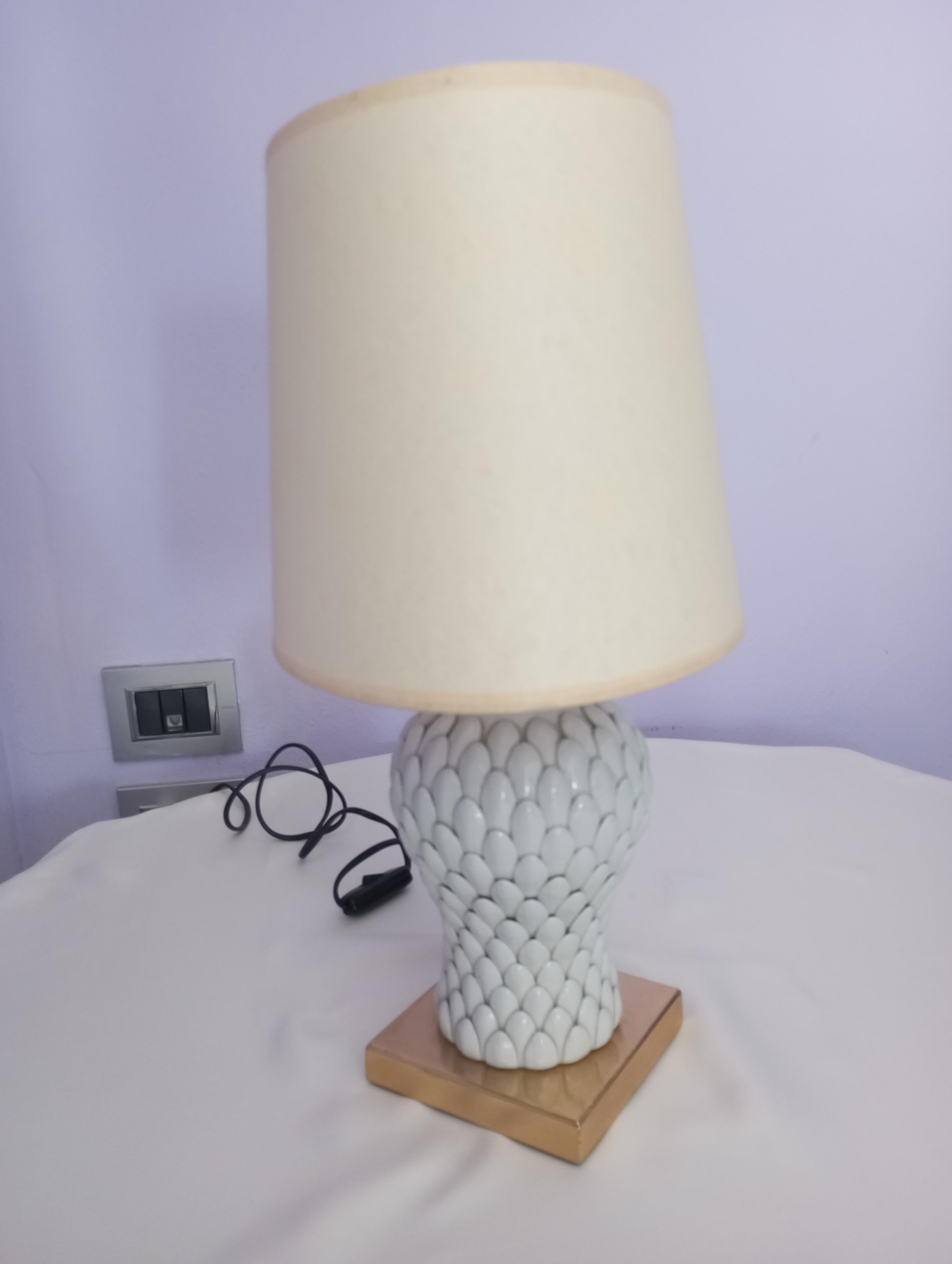 Table lamp in brass and porcelain attributed to Tommaso Barbi, 1980s. In Good Condition For Sale In Firenze, FI