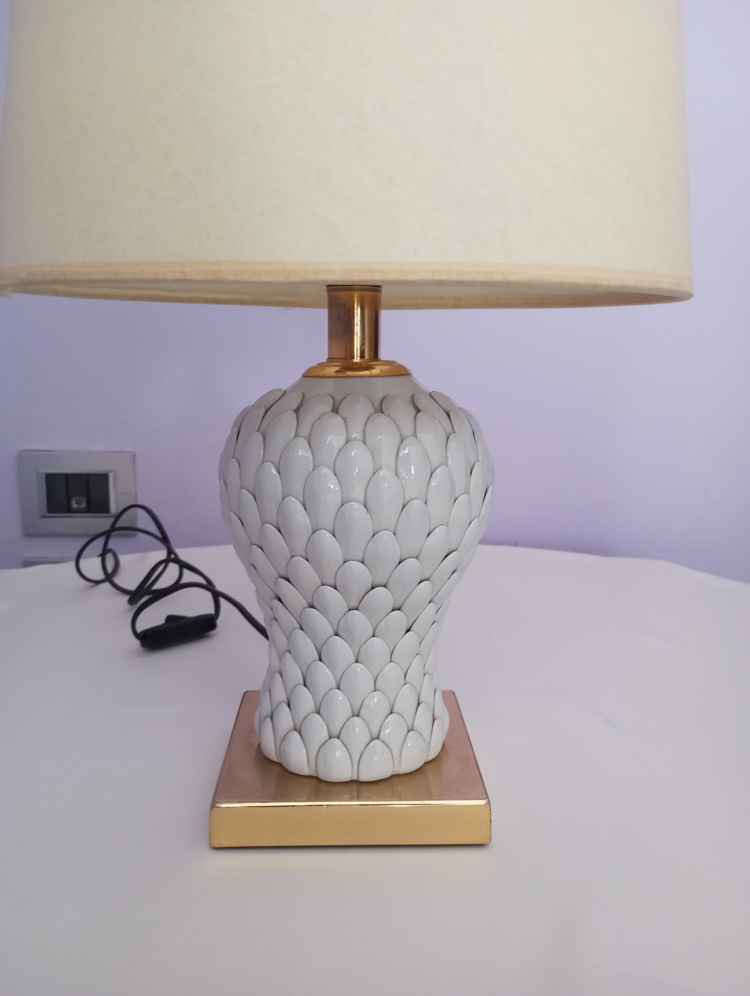 Table lamp in brass and porcelain attributed to Tommaso Barbi, 1980s. For Sale 1