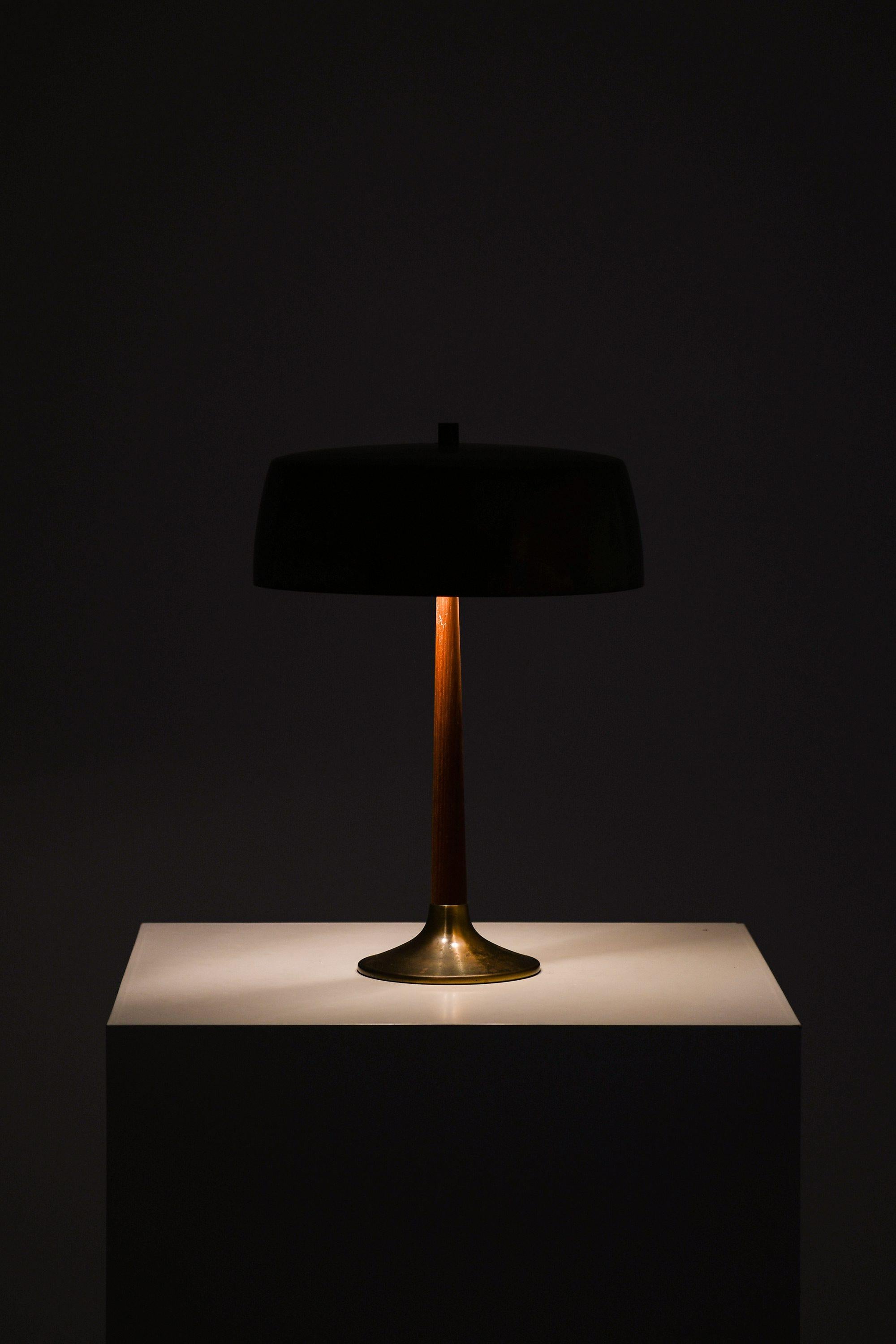 Table Lamp in Brass and Teak by Svend Aage Holm Sørensen, 1950's (Moderne der Mitte des Jahrhunderts) im Angebot