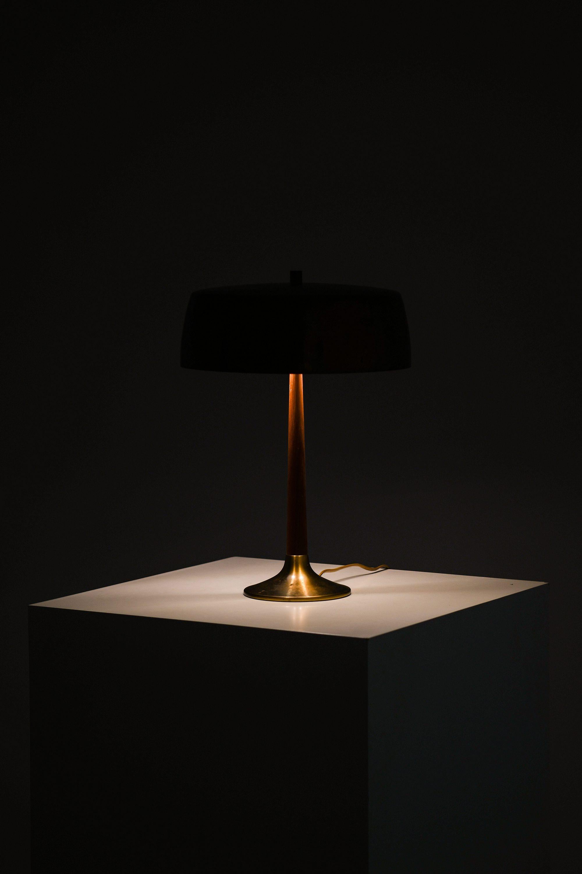 Table Lamp in Brass and Teak by Svend Aage Holm Sørensen, 1950's (Dänisch) im Angebot