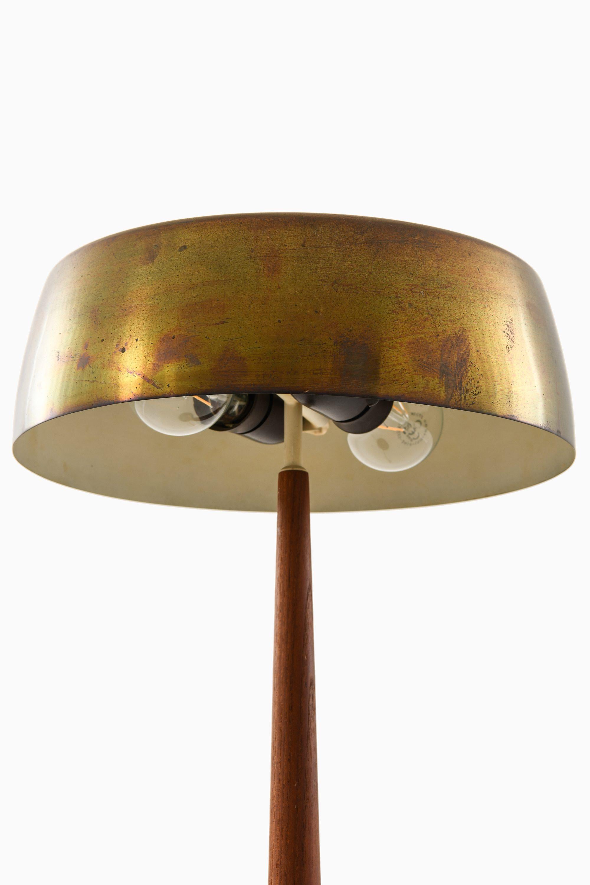 Table Lamp in Brass and Teak by Svend Aage Holm Sørensen, 1950's im Zustand „Gut“ im Angebot in Limhamn, Skåne län