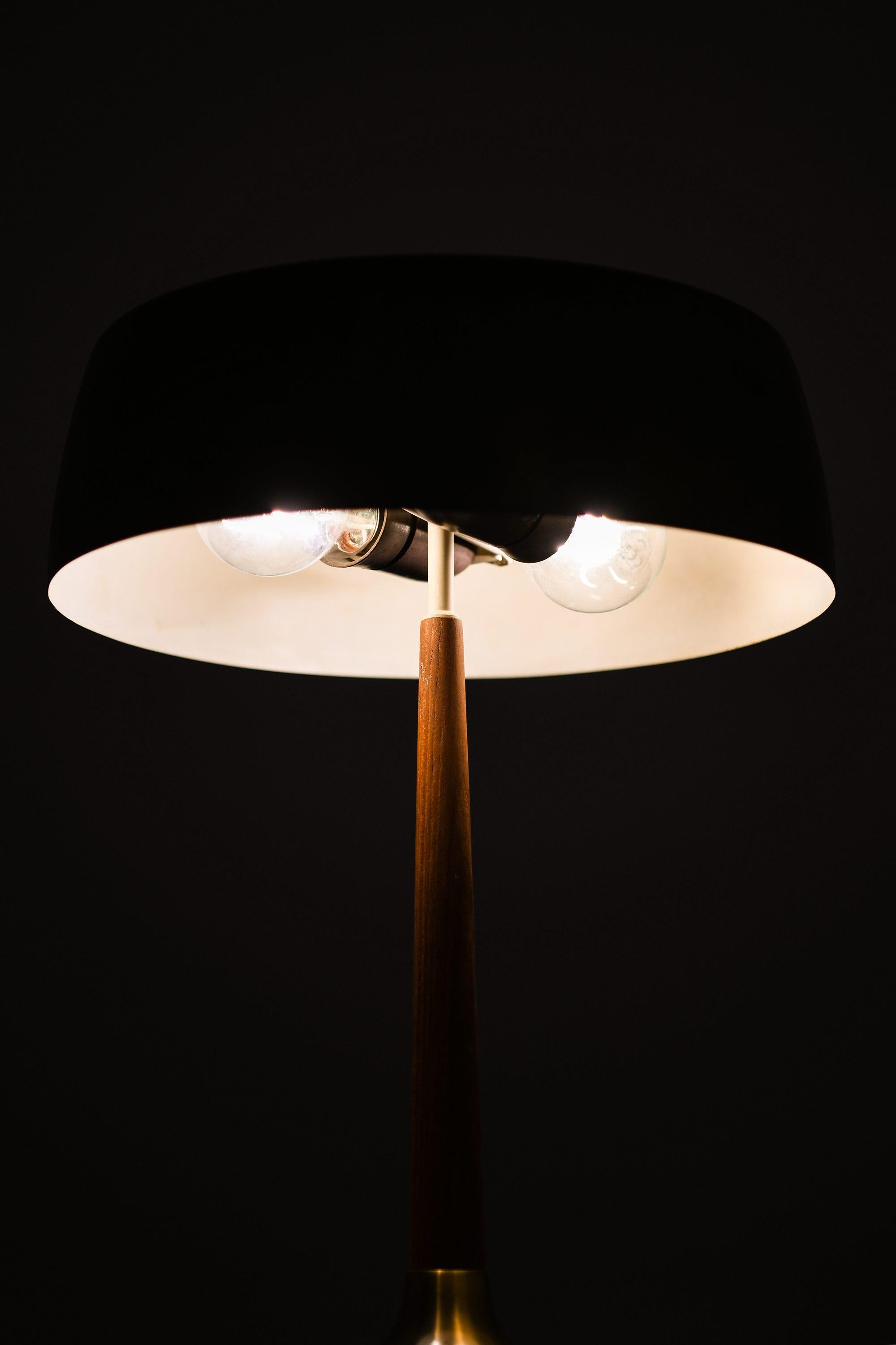 Table Lamp in Brass and Teak by Svend Aage Holm Sørensen, 1950's (20. Jahrhundert) im Angebot