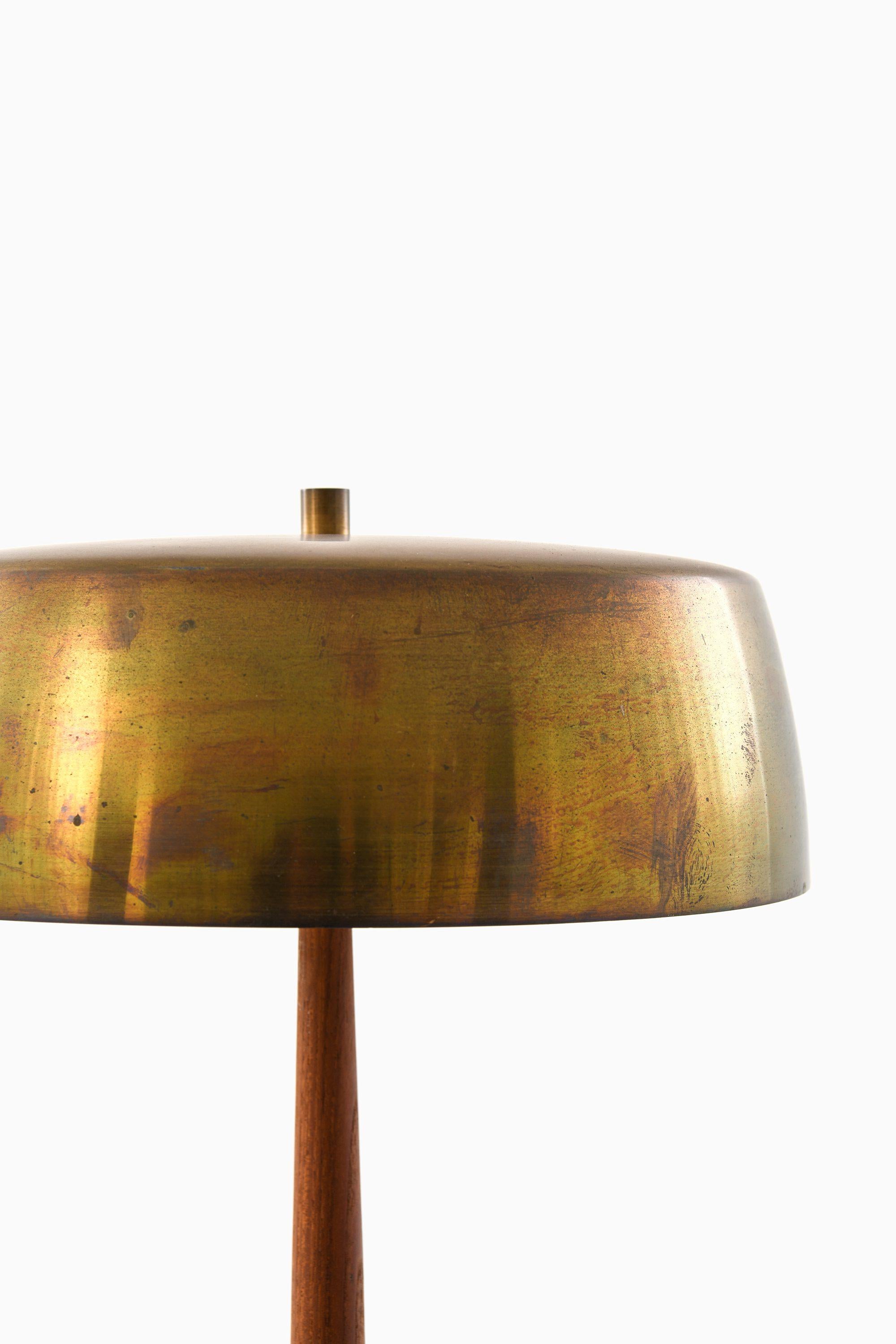 Table Lamp in Brass and Teak by Svend Aage Holm Sørensen, 1950's (Messing) im Angebot