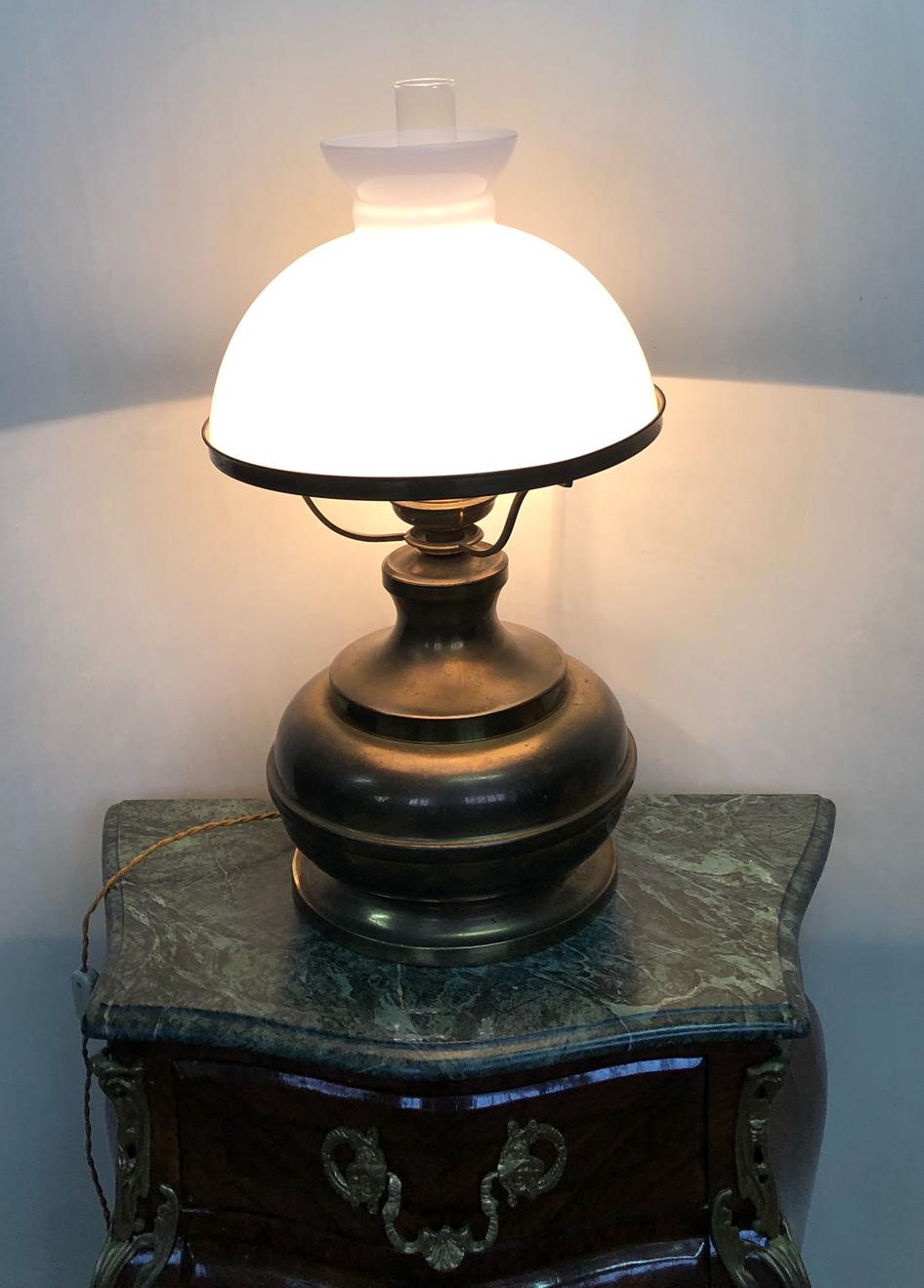 Mid-Century Modern Table Lamp in Brass and White Glass, Original Italian For Sale