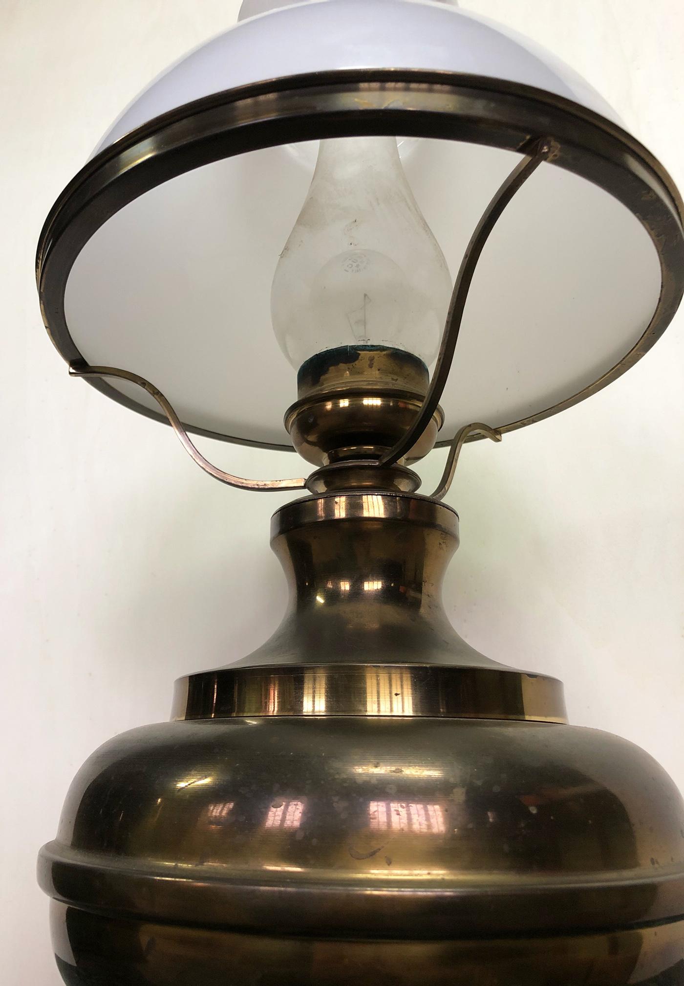 Table Lamp in Brass and White Glass, Original Italian In Good Condition For Sale In Buggiano, IT
