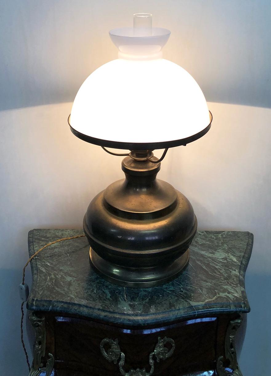Mid-20th Century Table Lamp in Brass and White Glass, Original Italian For Sale
