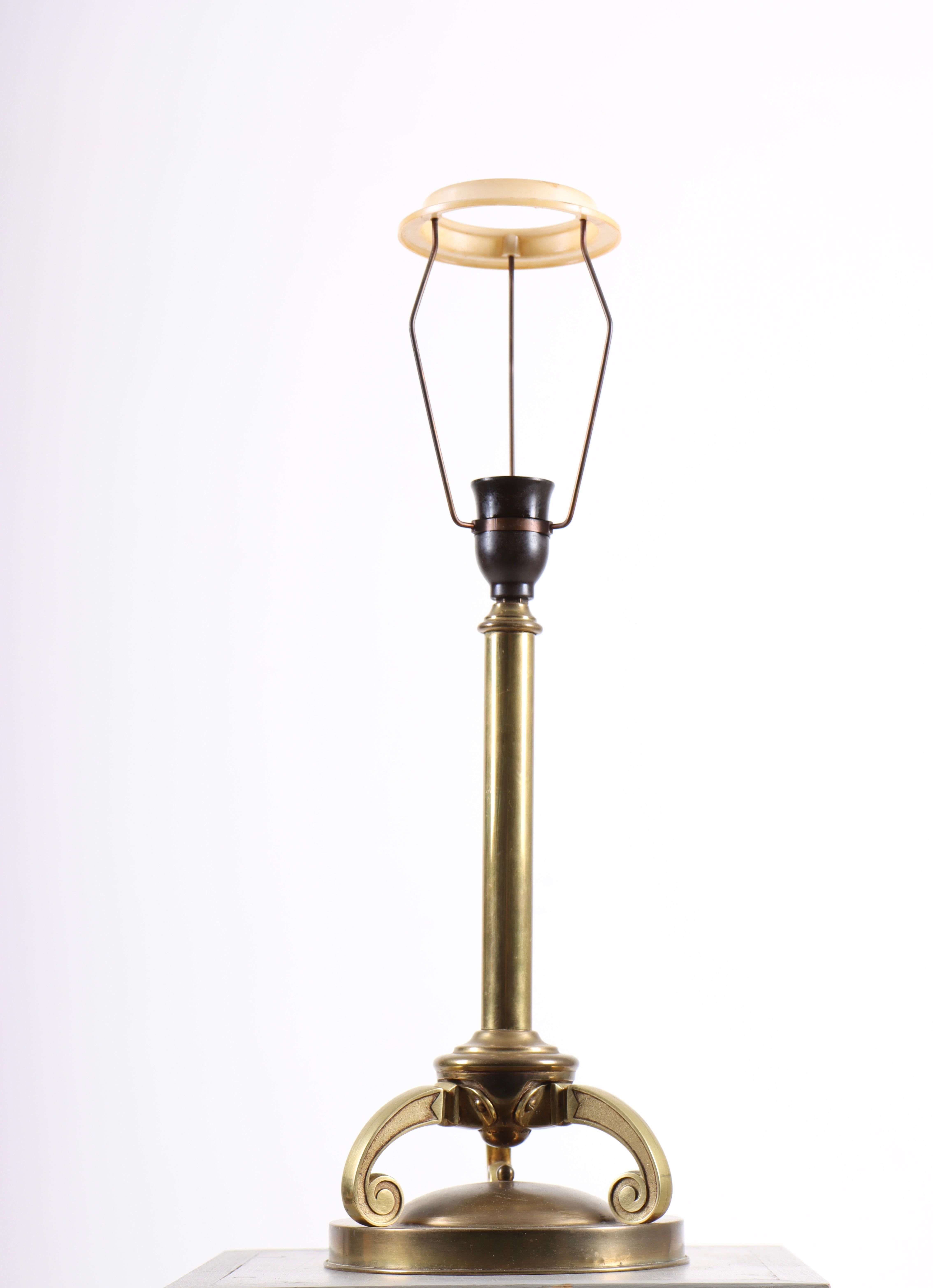 Lampe de table Art Déco en laiton patiné Modèle 843. Fabriqué au Danemark dans les années 1930.
