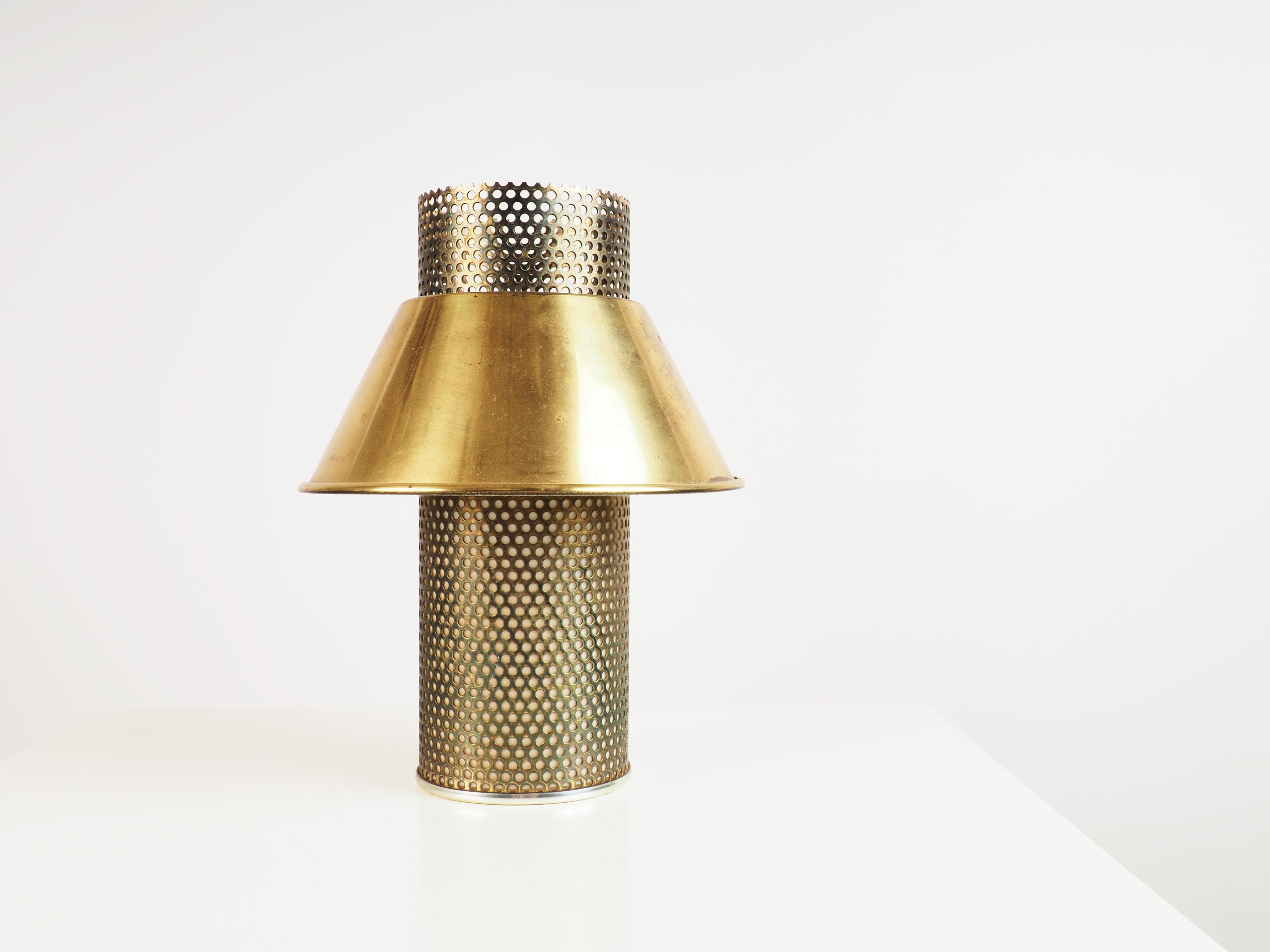 Rare table lamp in perforated brass by the Swedish lamp designer Hans Agne Jakobsson. Produced in his own factory in the village of Markaryd, Sweden.