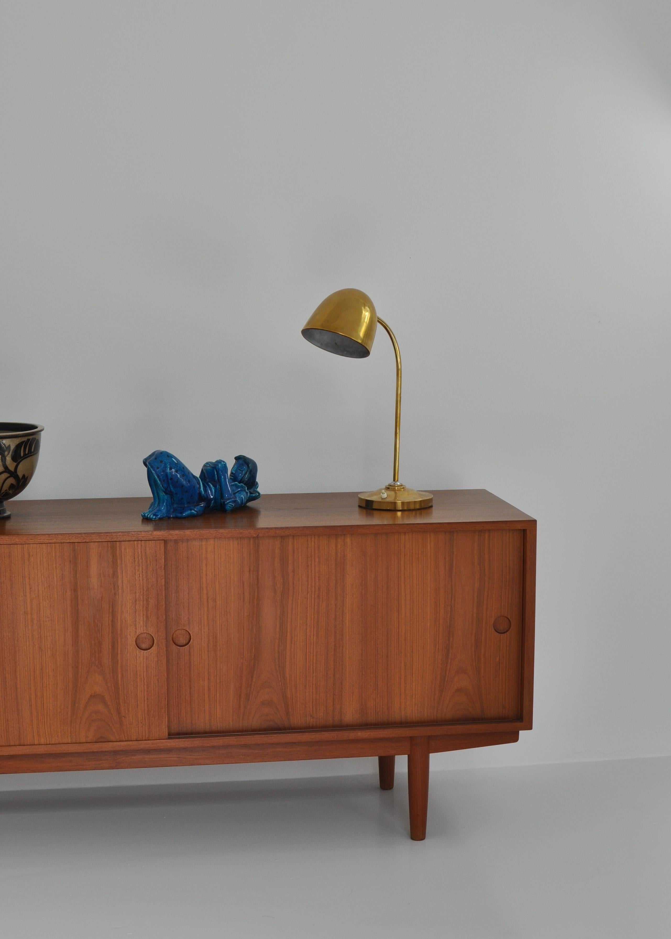 Adjustable table lamp in beautiful patinated brass. Made in the 1940s by Fog & Mørup and ascribed to Danish designer Vilhelm Lauritzen. Great original condition.

Provenance: this lamp was used at the offices of the 