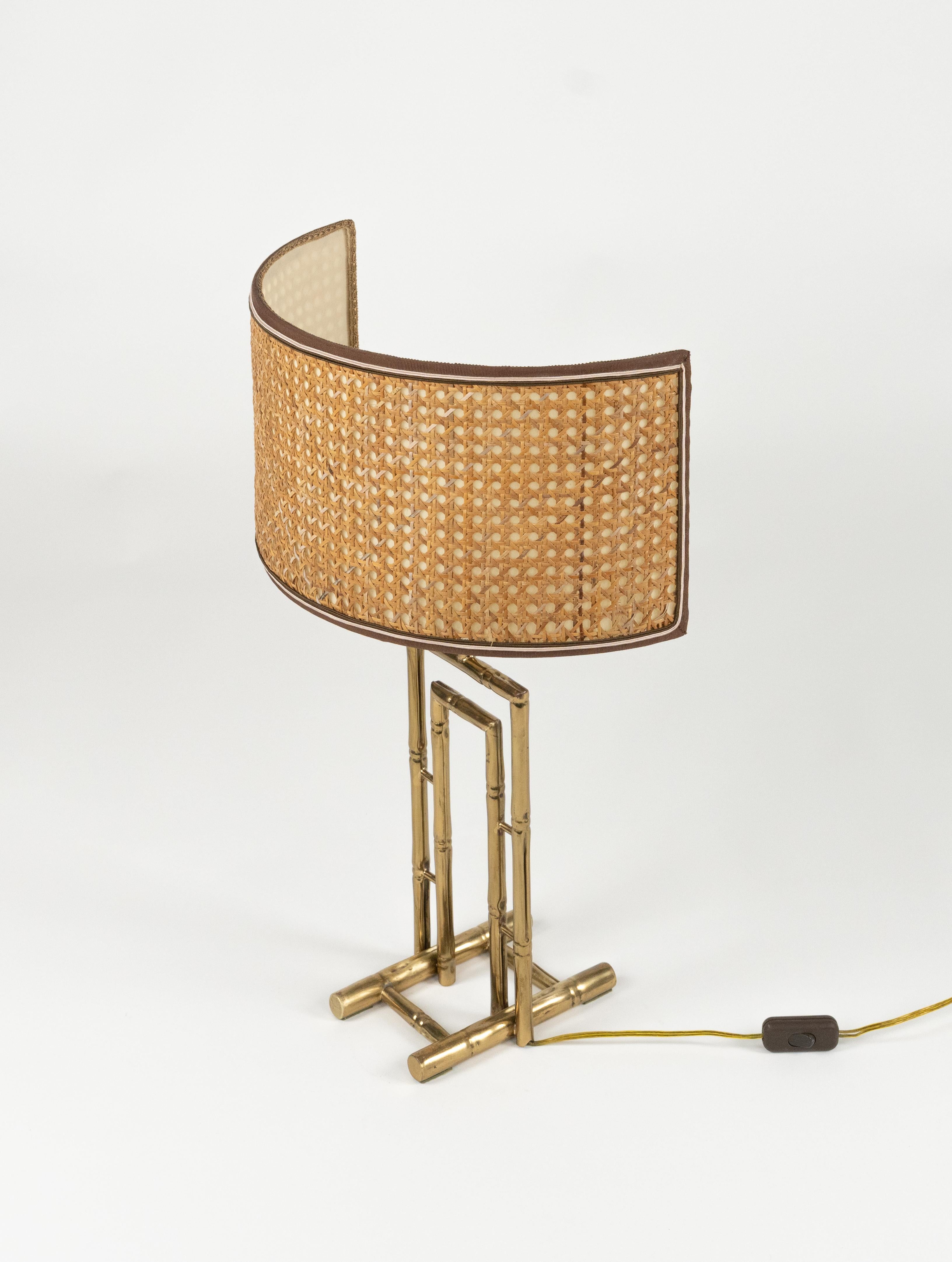 Midcentury étonnant  Lampe de table en laiton faux bambou et abat-jour en tissu et rotin dans le style de la Maison Baguès.

Fabriqué en Italie dans les années 1960.

Abat-jour : De forme incurvée et semi-cylindrique, il est recouvert de rotin,