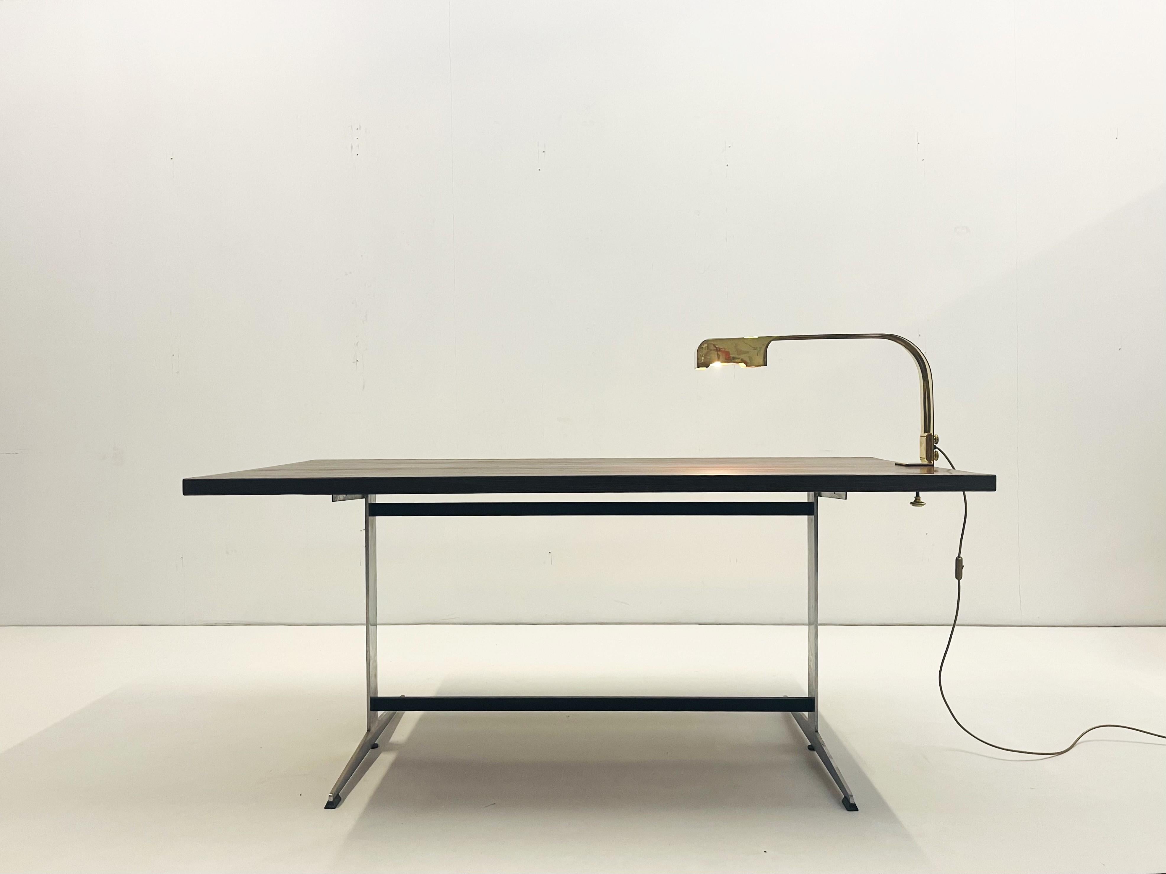 Moderne Lampe de table en laiton en vente
