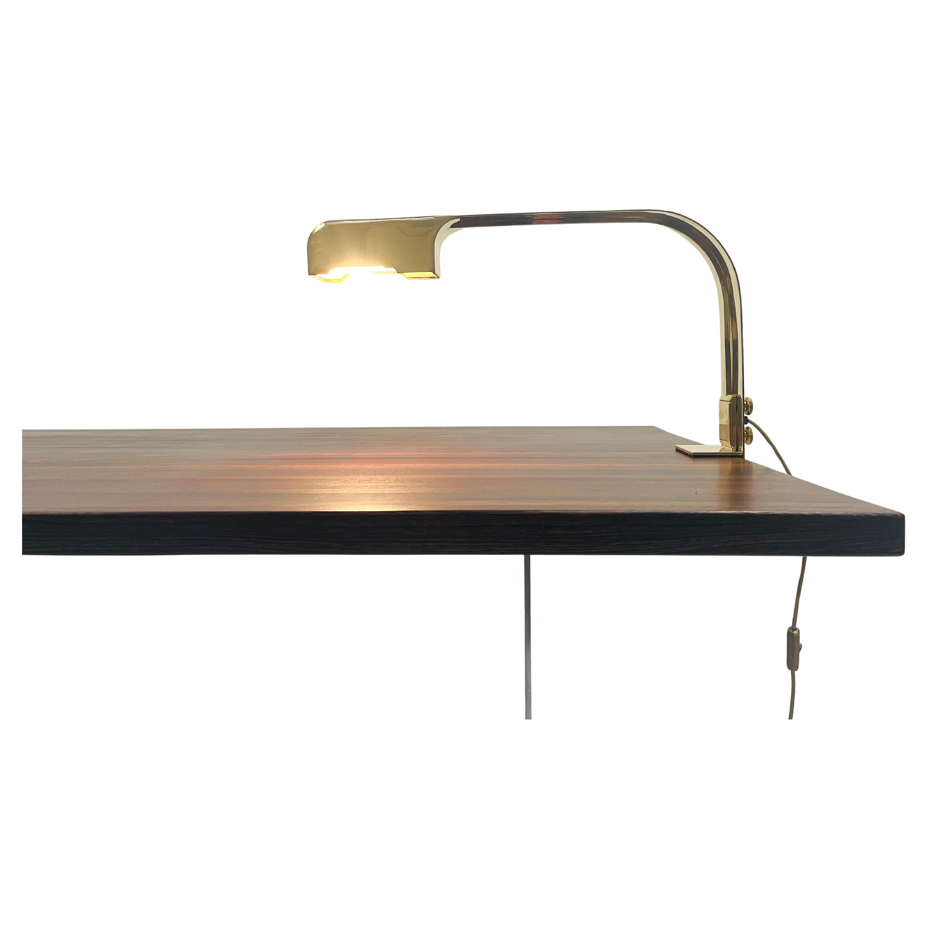 Lampe de table en laiton pour le bureau. 

Equipé d'un système de pince pour les tablettes épaisses jusqu'à 40 mm.

N'hésitez pas à nous contacter pour toute information complémentaire. Nous nous ferons un plaisir de vous aider de quelque manière