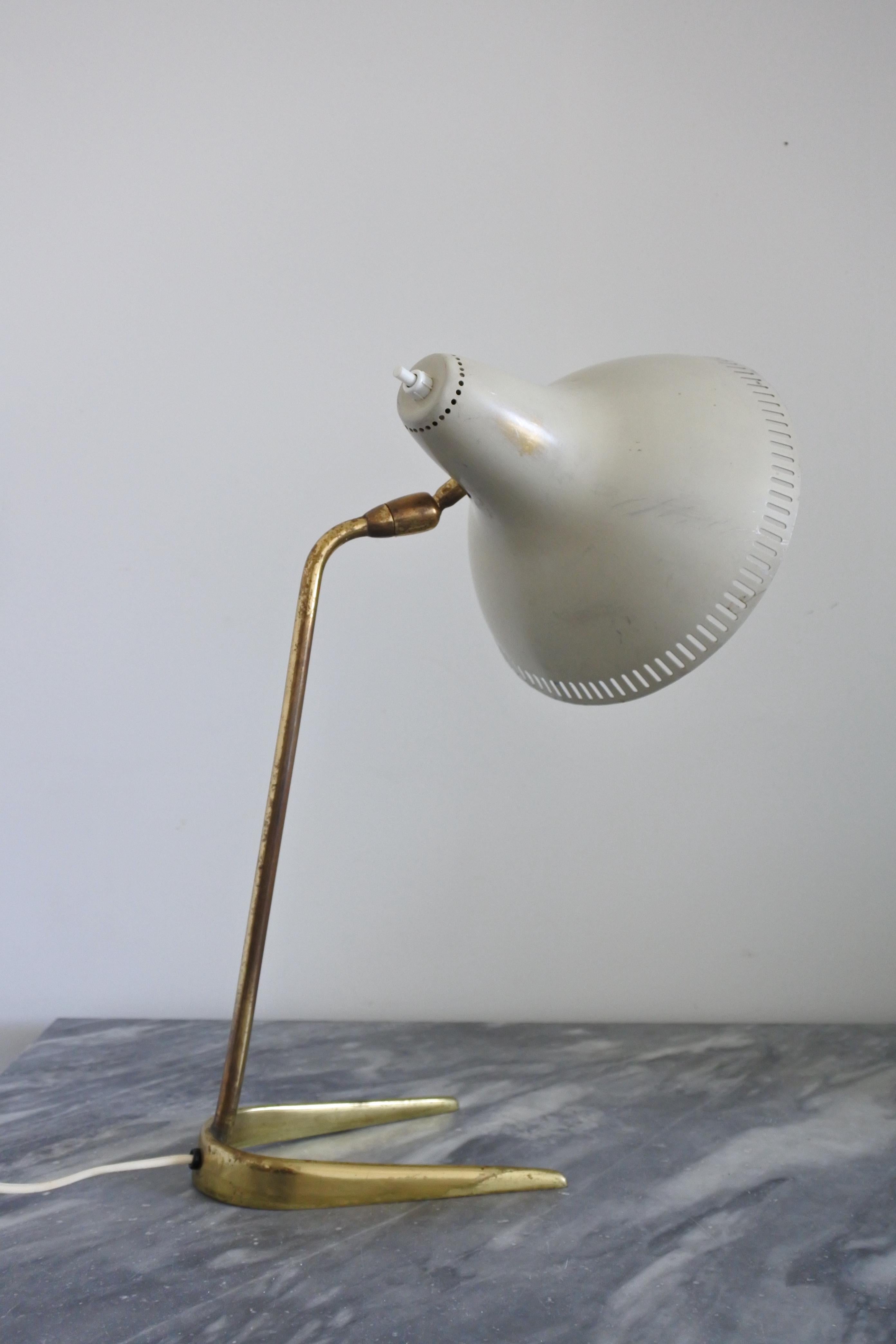 Table lamp in brass and lacquered aluminium in the style of Stilnovo
Made in Italy in the 1950s
Shade can be orientated in all directions

1x E27 socket, EU plug.