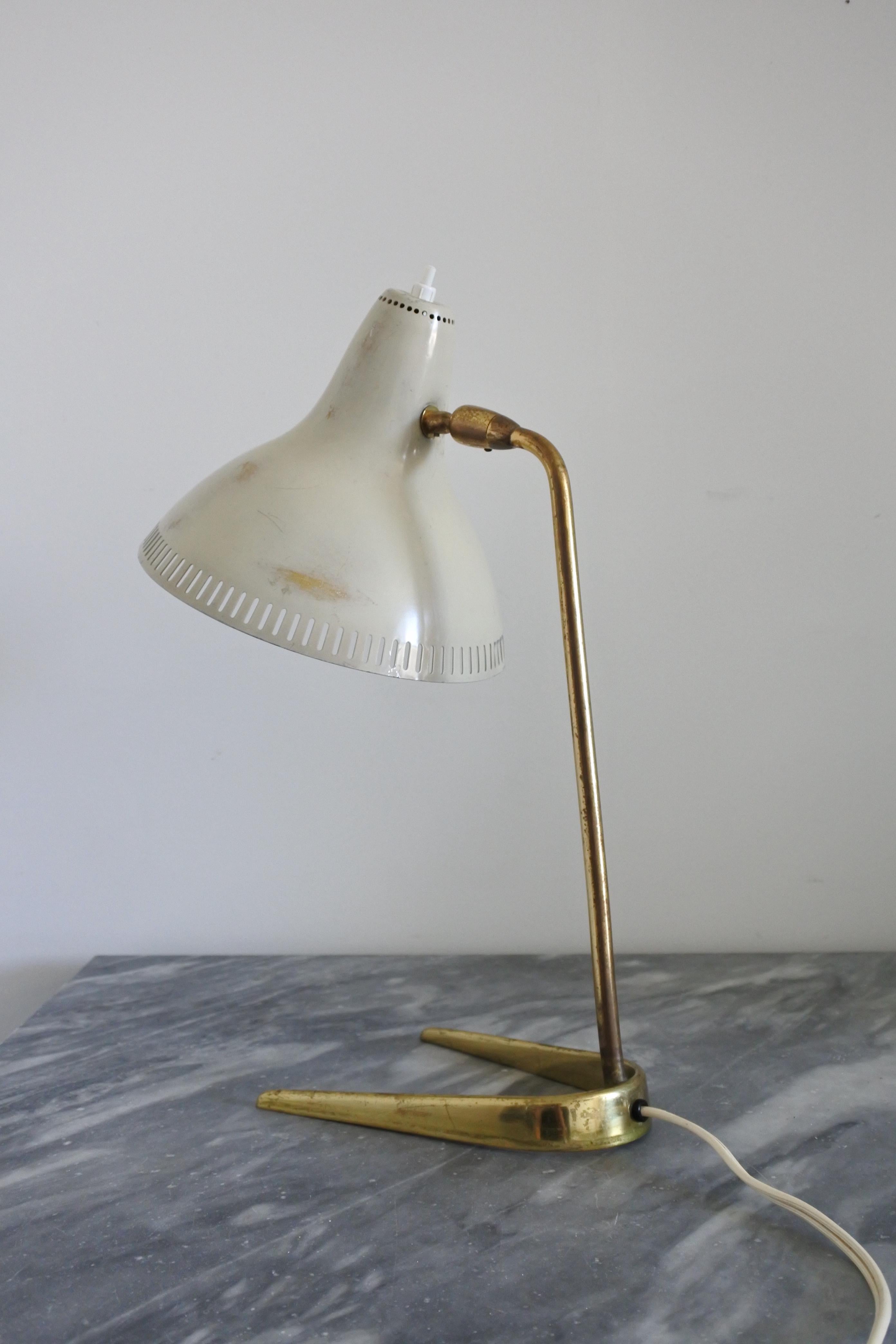 Table Lamp in Brass & Lacquered Aluminum in the Style of Stilnovo, Italy 1950s In Good Condition In La Teste De Buch, FR