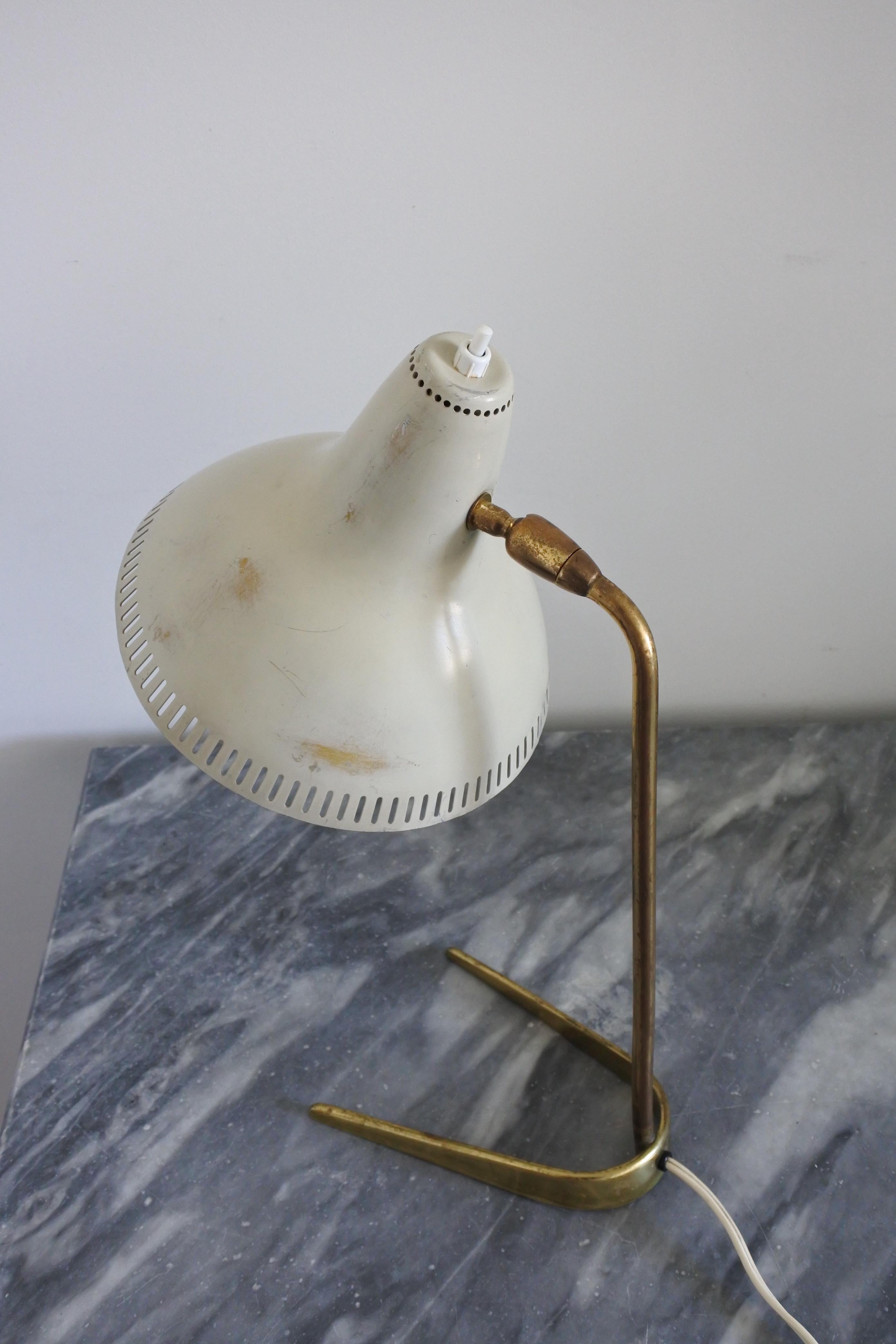 Mid-20th Century Table Lamp in Brass & Lacquered Aluminum in the Style of Stilnovo, Italy 1950s