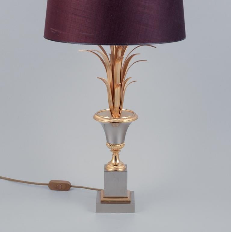 In the style of Maison Jansen, a large table lamp in brass with a base in the shape of palm leaves and a textile shade.
1980s.
In good condition with a crack in the metal on the backside. See photo.
Dimensions: H 74.5 cm x D 35.0 cm (shade).
Cord