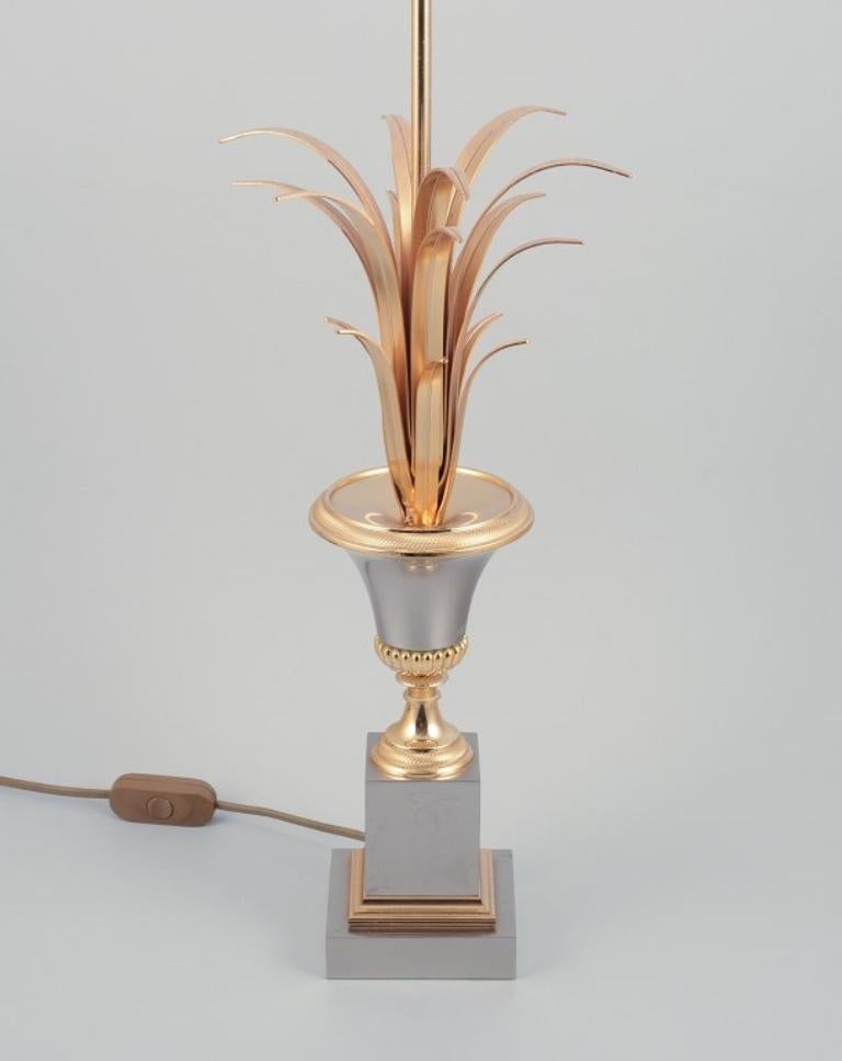 Brass Table lamp in brass with base in the shape of palm leaves and textile shade. For Sale