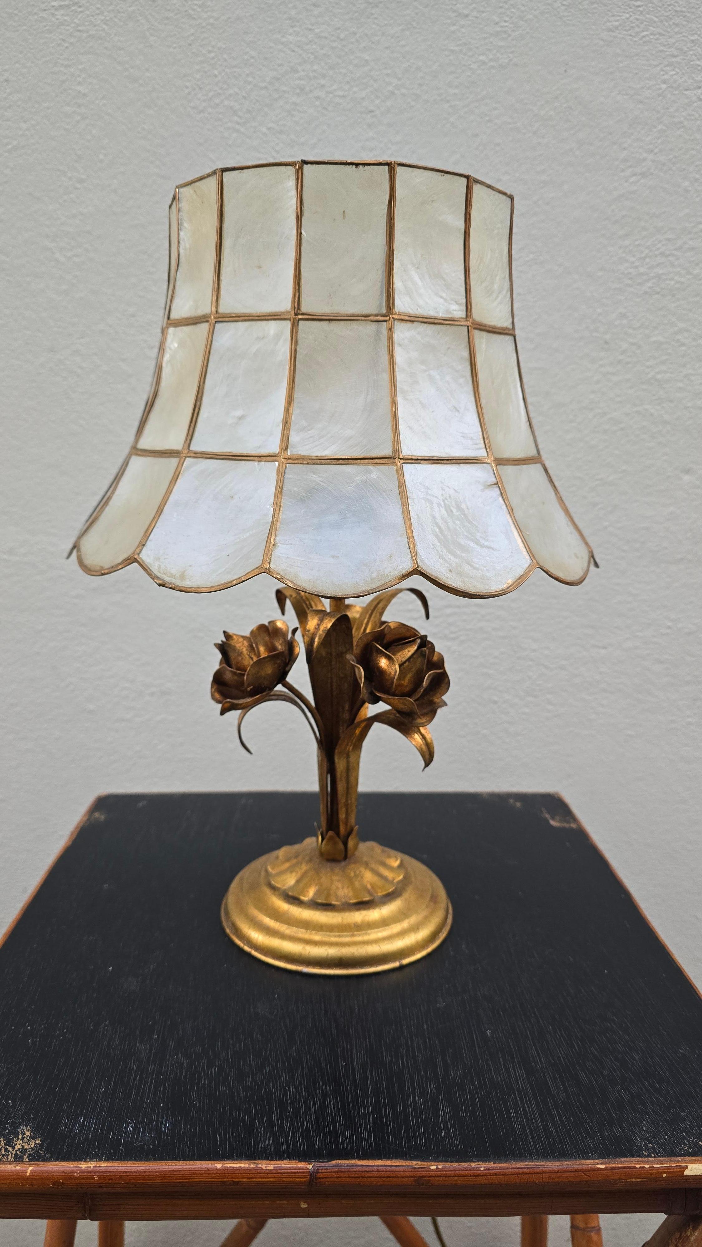 Mid-Century Modern Lampe de table en laiton avec abat-jour Capiz en vente