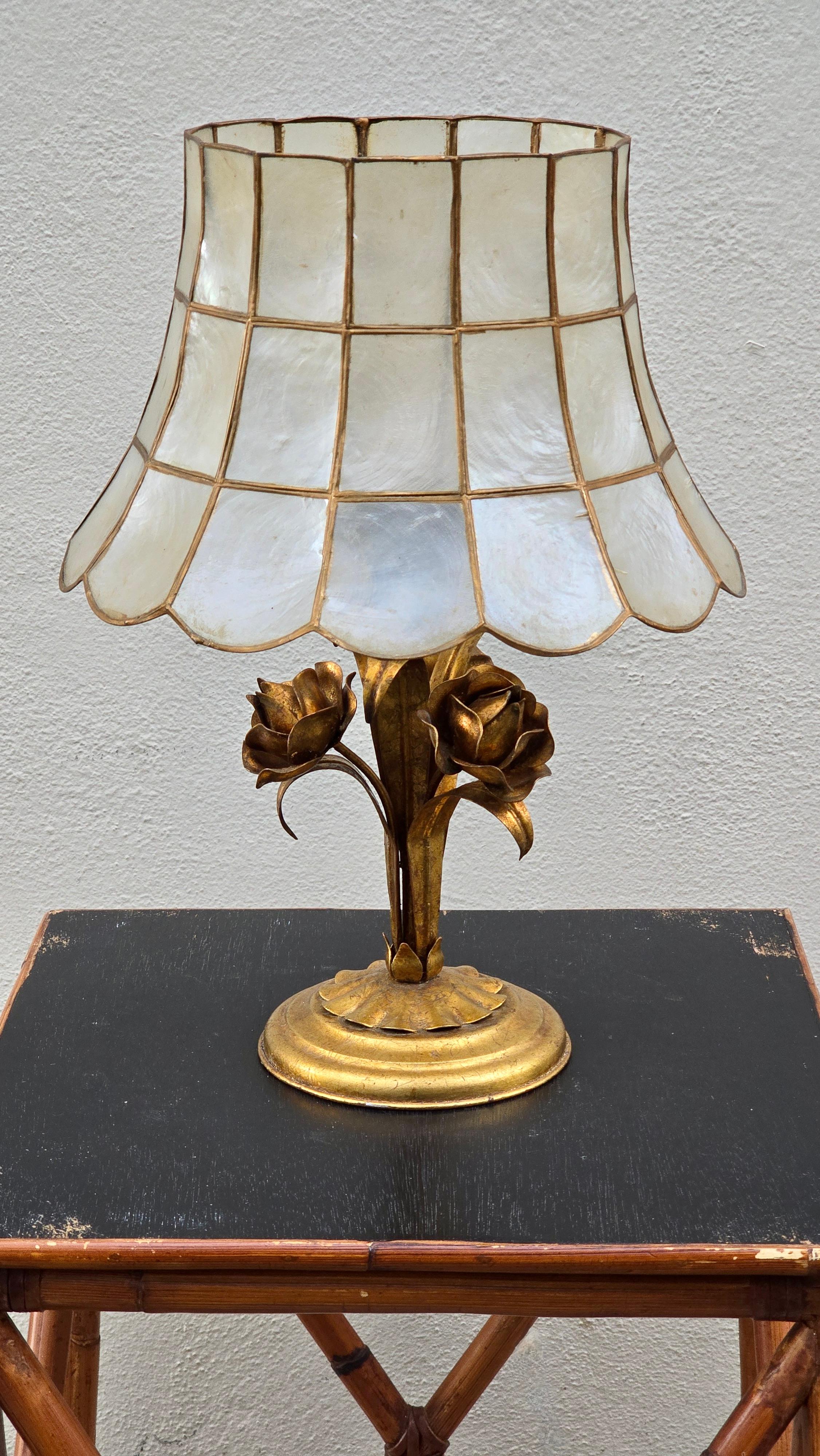 Lampe de table en laiton avec abat-jour Capiz Bon état - En vente à Antwerp, BE