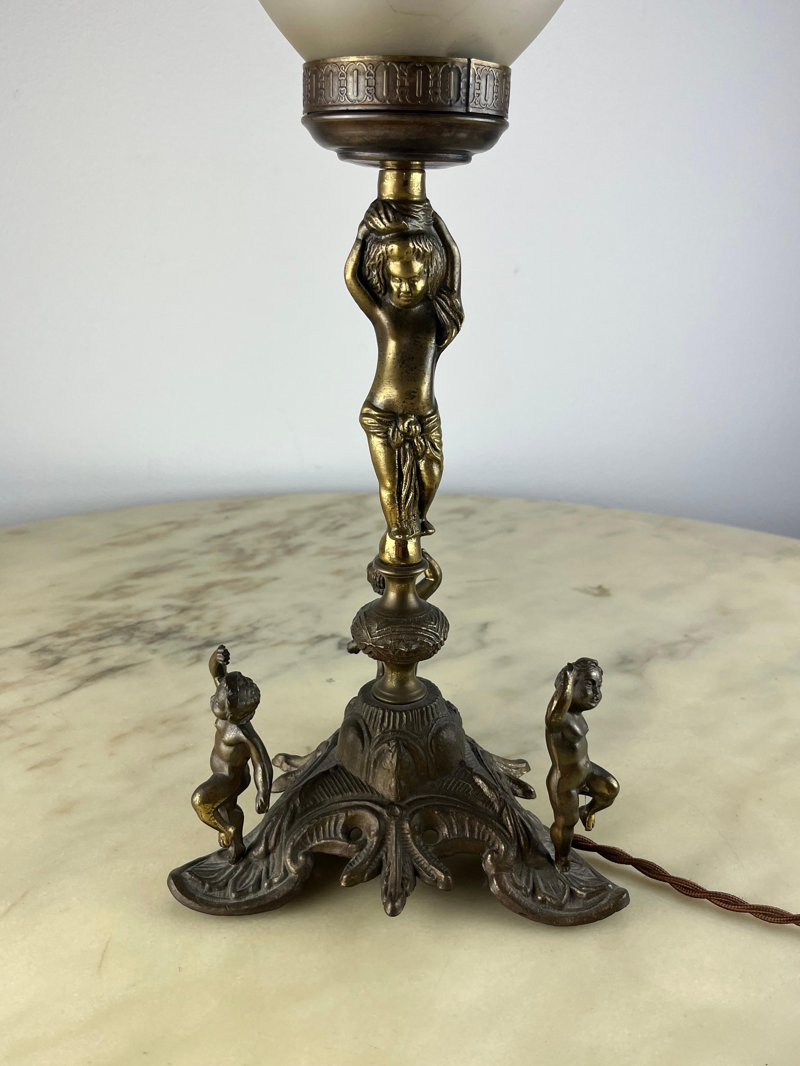 Lampe de table en bronze et cristal, Italie, années 1960.
Le cristal est gravé à la main.
Trouvé dans un appartement noble. Très bon état. Petits signes d'utilisation et de temps.
