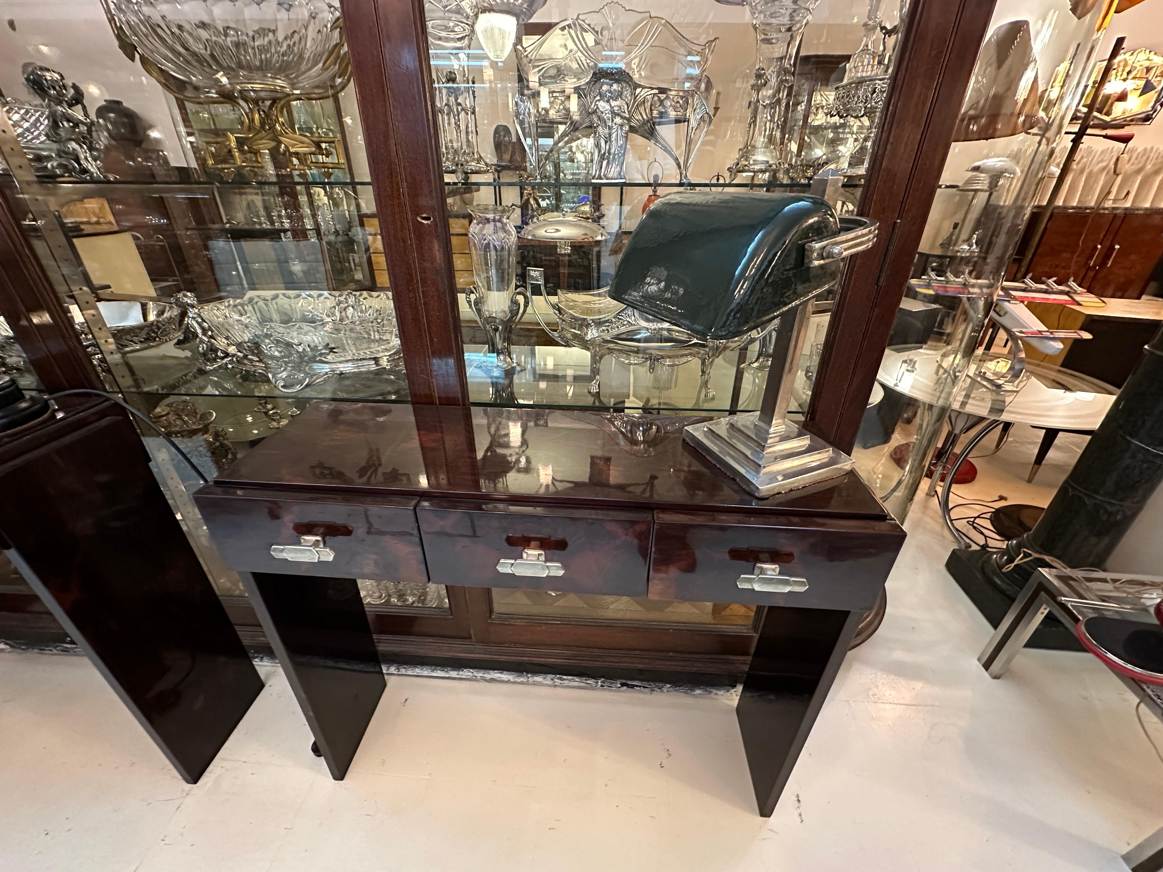 Para cuidar su propiedad y la vida de nuestros clientes, se ha realizado el nuevo cableado.
Estamos especializados en la venta de Art Decó y Art Nouveau y estilos Vintage desde 1982. Si tiene alguna pregunta, estamos a su disposición.
Pulsando el