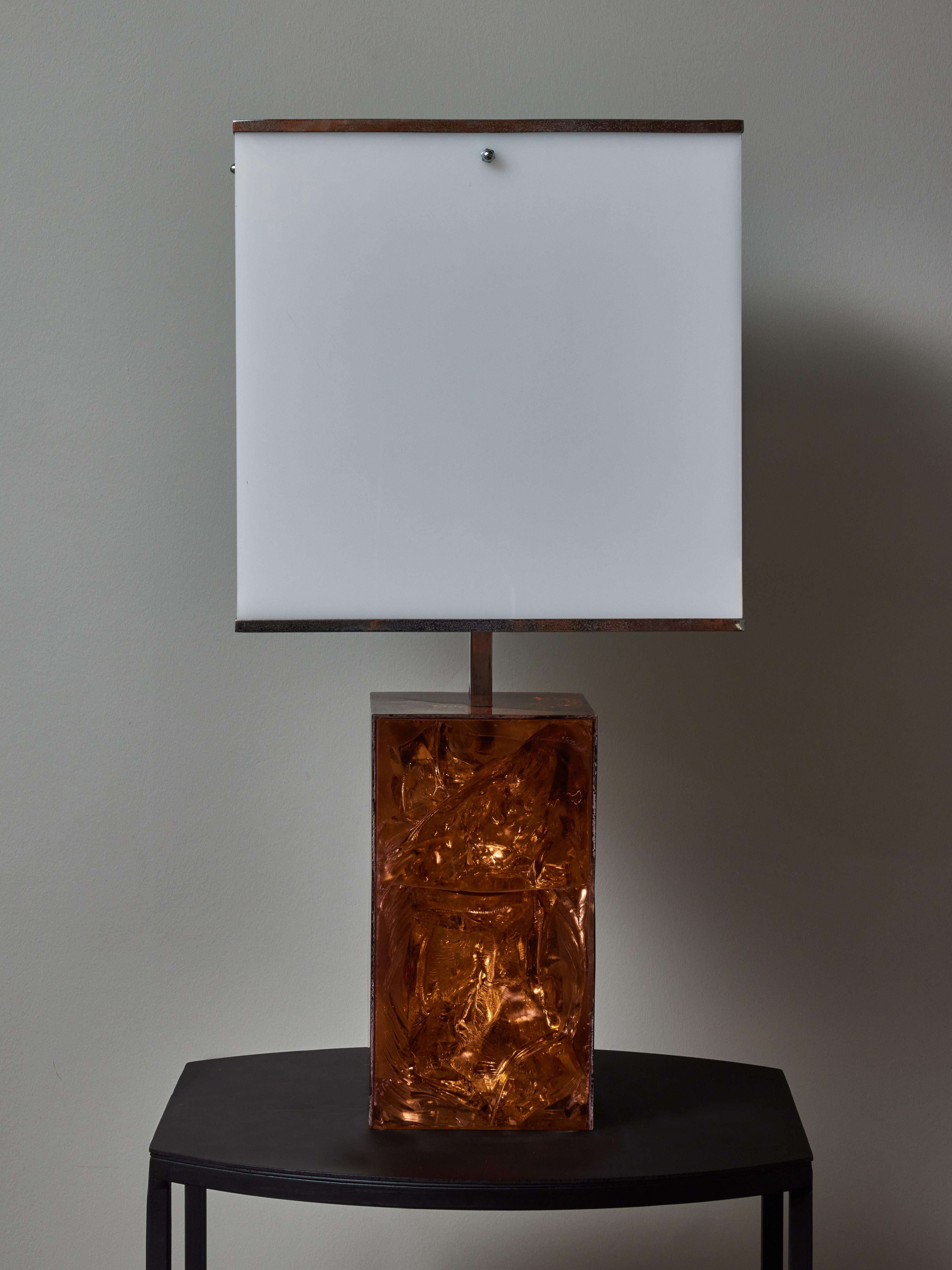 Table lamp made of a rectangular fractal resin foot, aluminium central stem supporting two sources of light and a square white plexi shade.