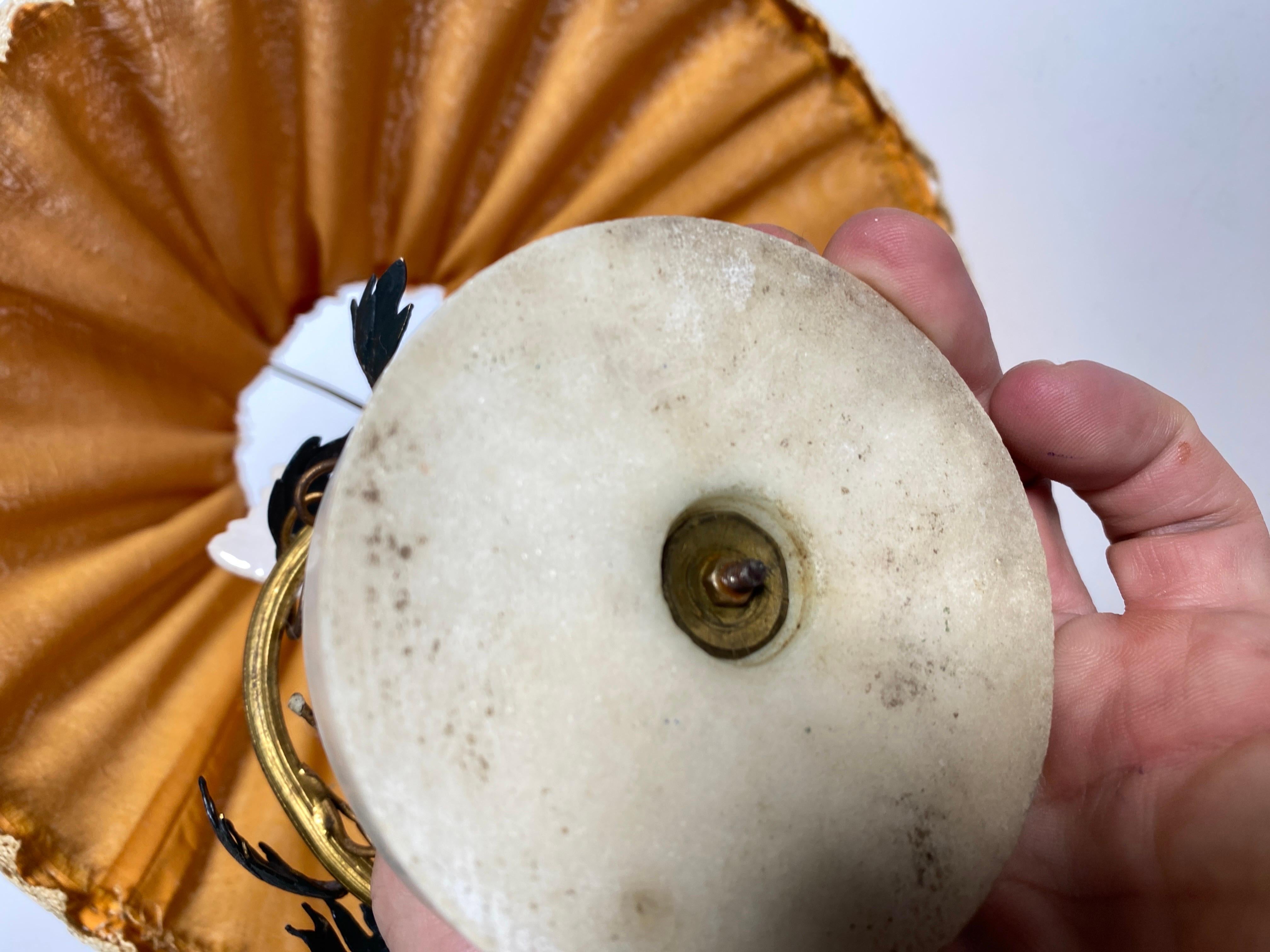 Francese Lampada da tavolo in ceramica e ottone, colore bianco e oro, Francia, XIX secolo in vendita
