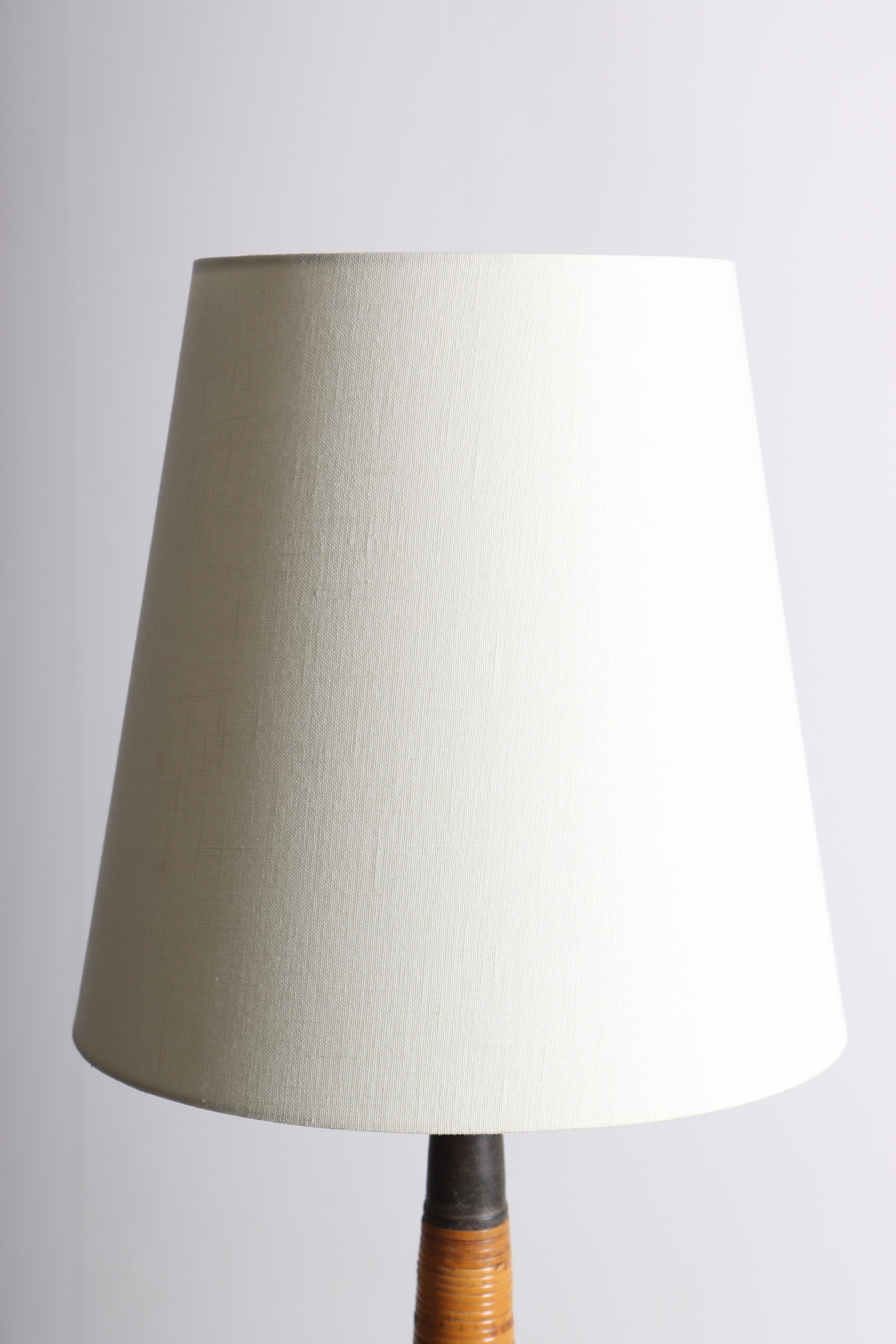 Dekorative Keramiklampe, entworfen und hergestellt von Kähler. Hergestellt in Dänemark in den 1960er Jahren. Toller Originalzustand. Wird mit einem neuen Lampenschirm geliefert.