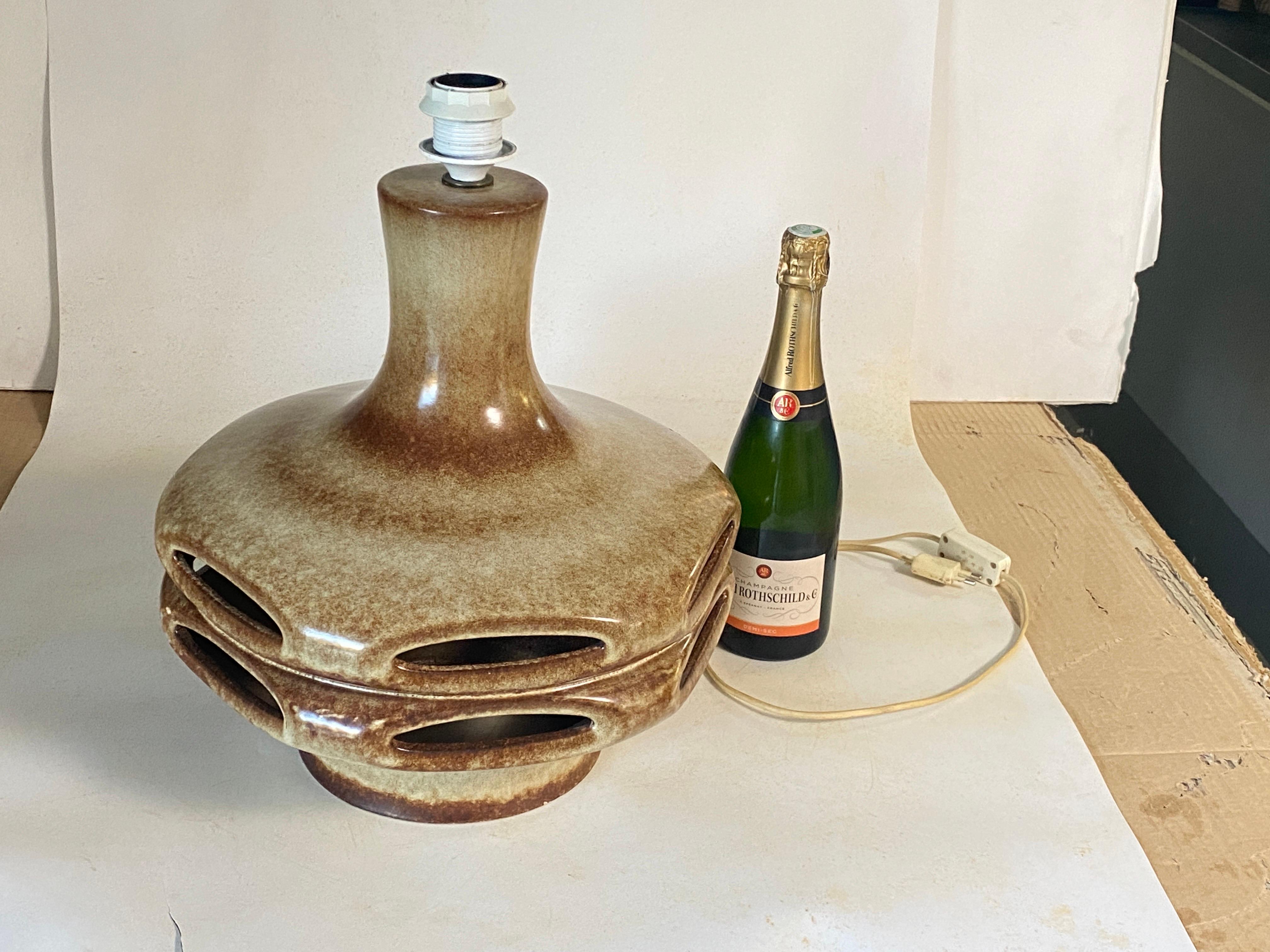 Patiné Grande lampe de table en céramique couleur Brown France 1970 Signée Allemagne de l'Ouest en vente