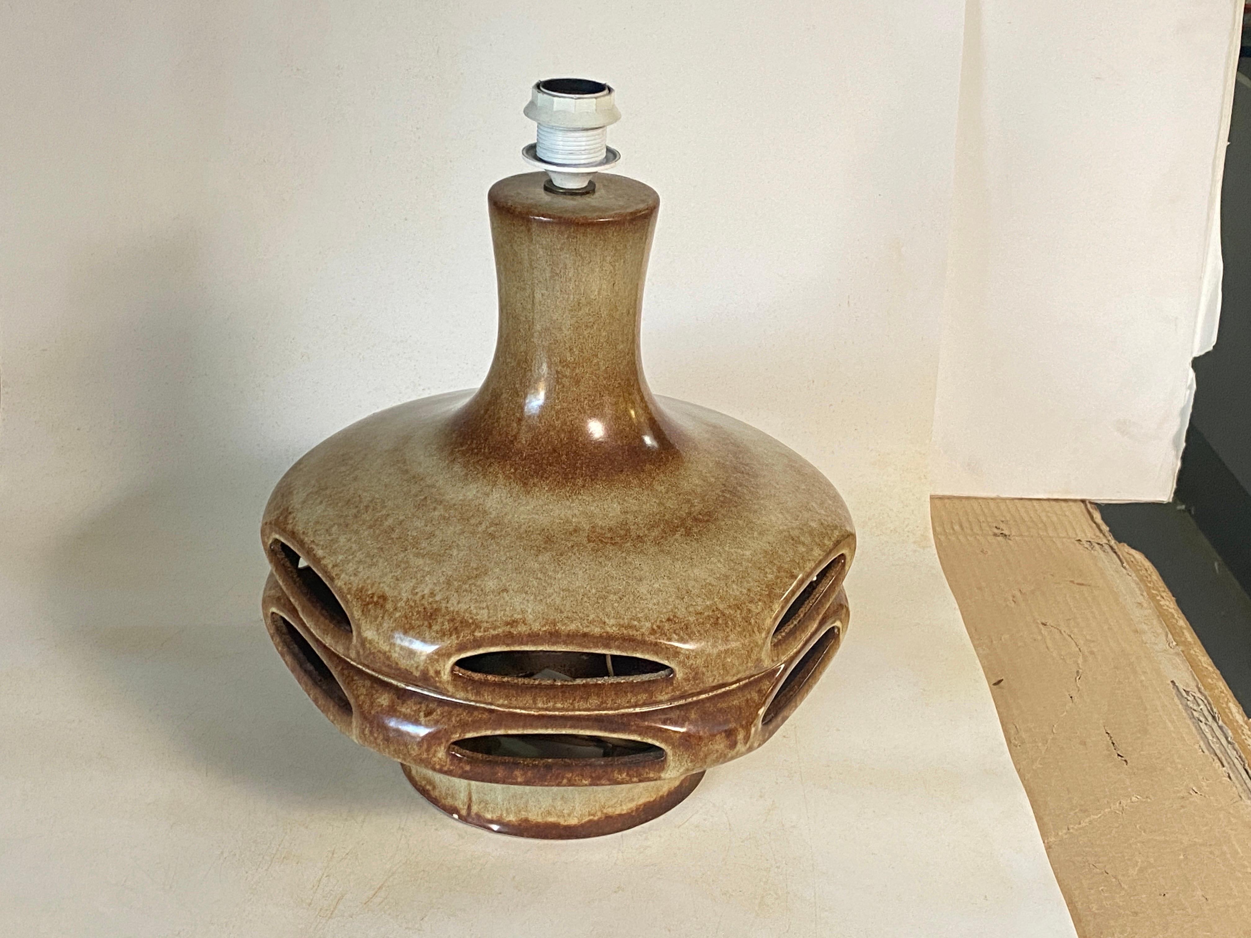 Grande lampada da tavolo in ceramica di colore marrone Francia 1970 Firmata Germania Ovest in vendita 2