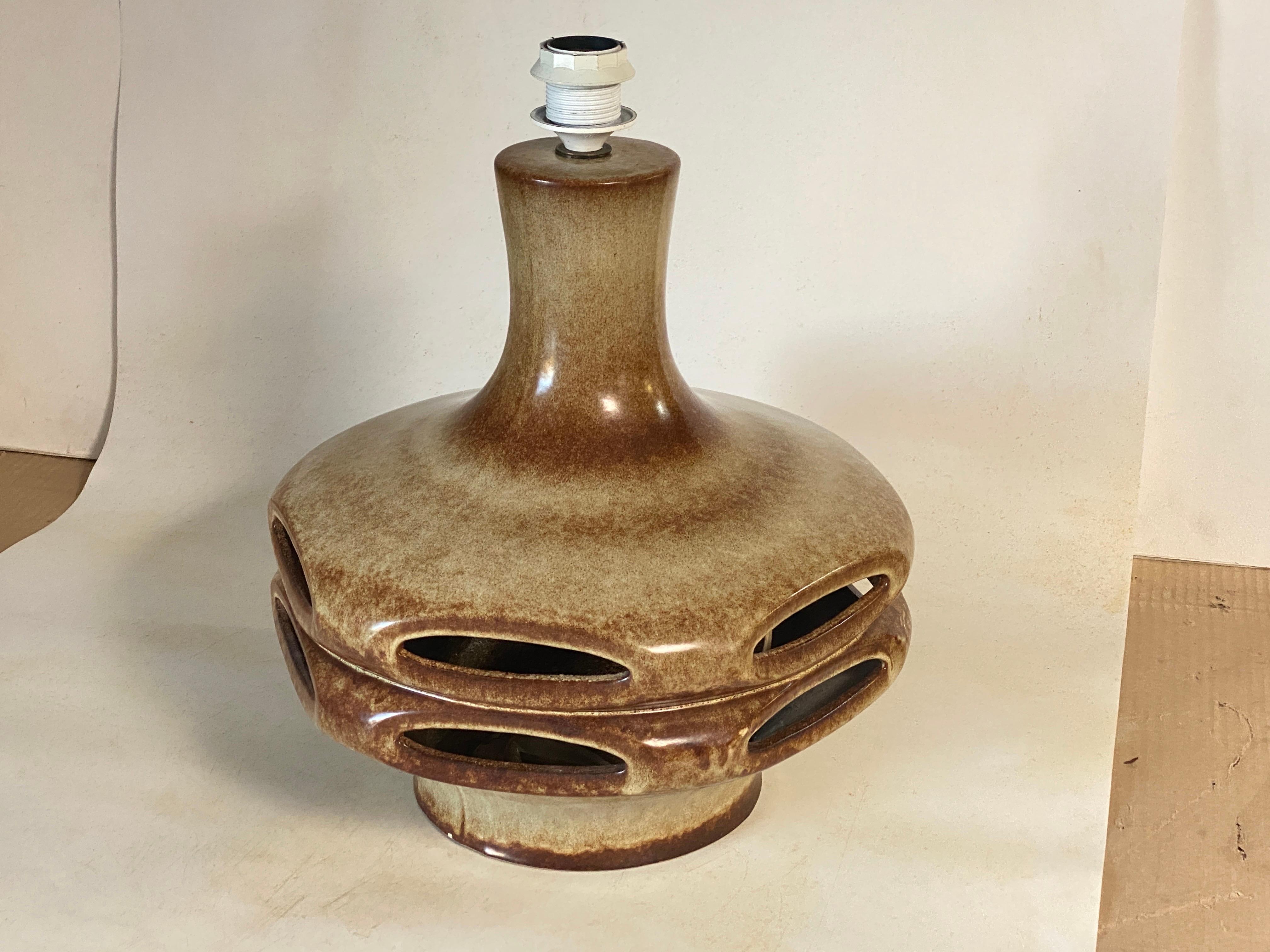 Grande lampada da tavolo in ceramica di colore marrone Francia 1970 Firmata Germania Ovest in vendita 3