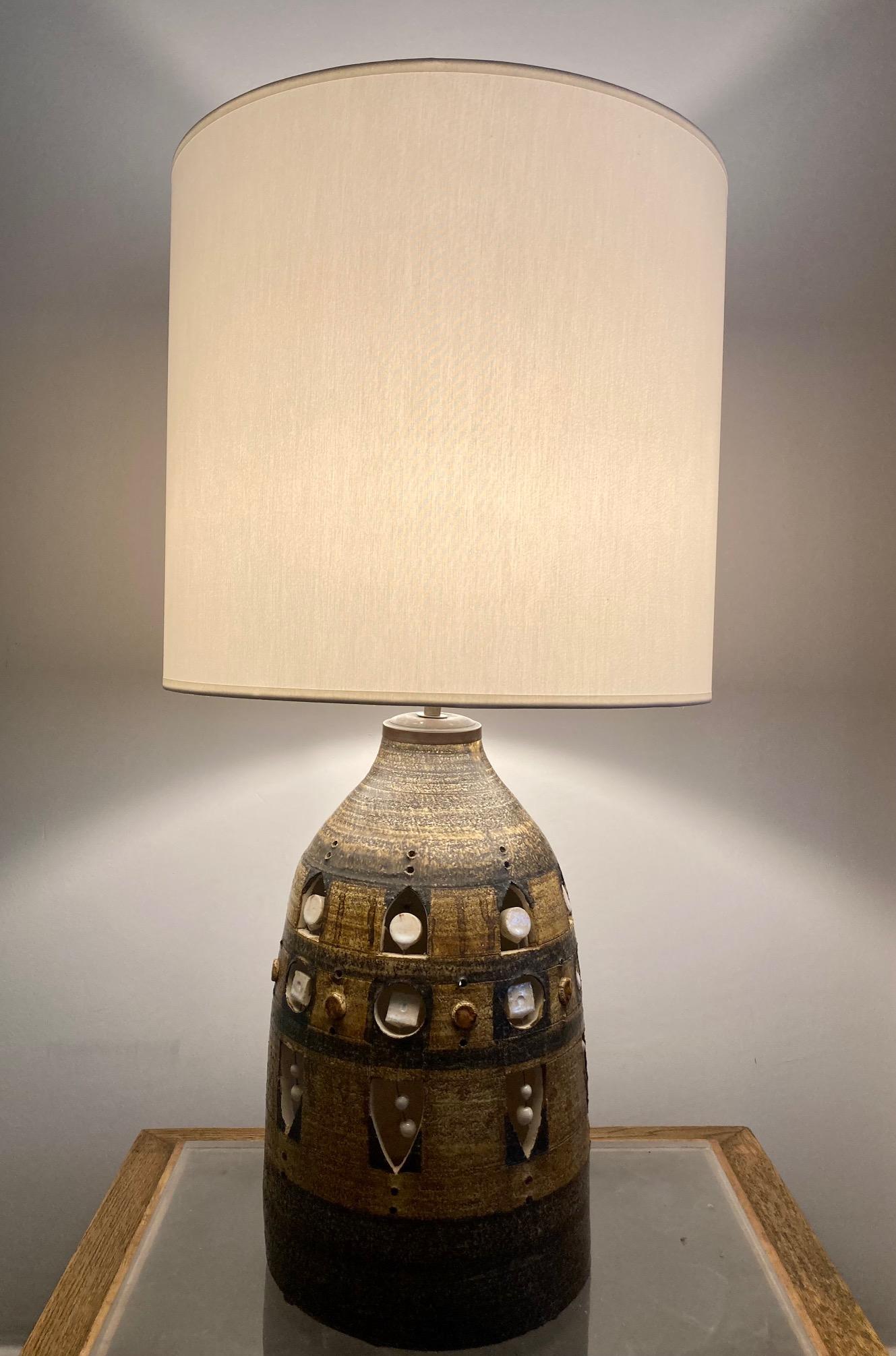 Georges Pelletier table lamp.
Openwork ceramic with geometric pattern
France , 1970's

Total height including shade : 81 cm / 32 inches
Ceramic Heigh : 43 cm / 16.9 inches
Ceramic diameter: 25 cm /9.8 inches
Shade diameter: 40 cm / 15.7