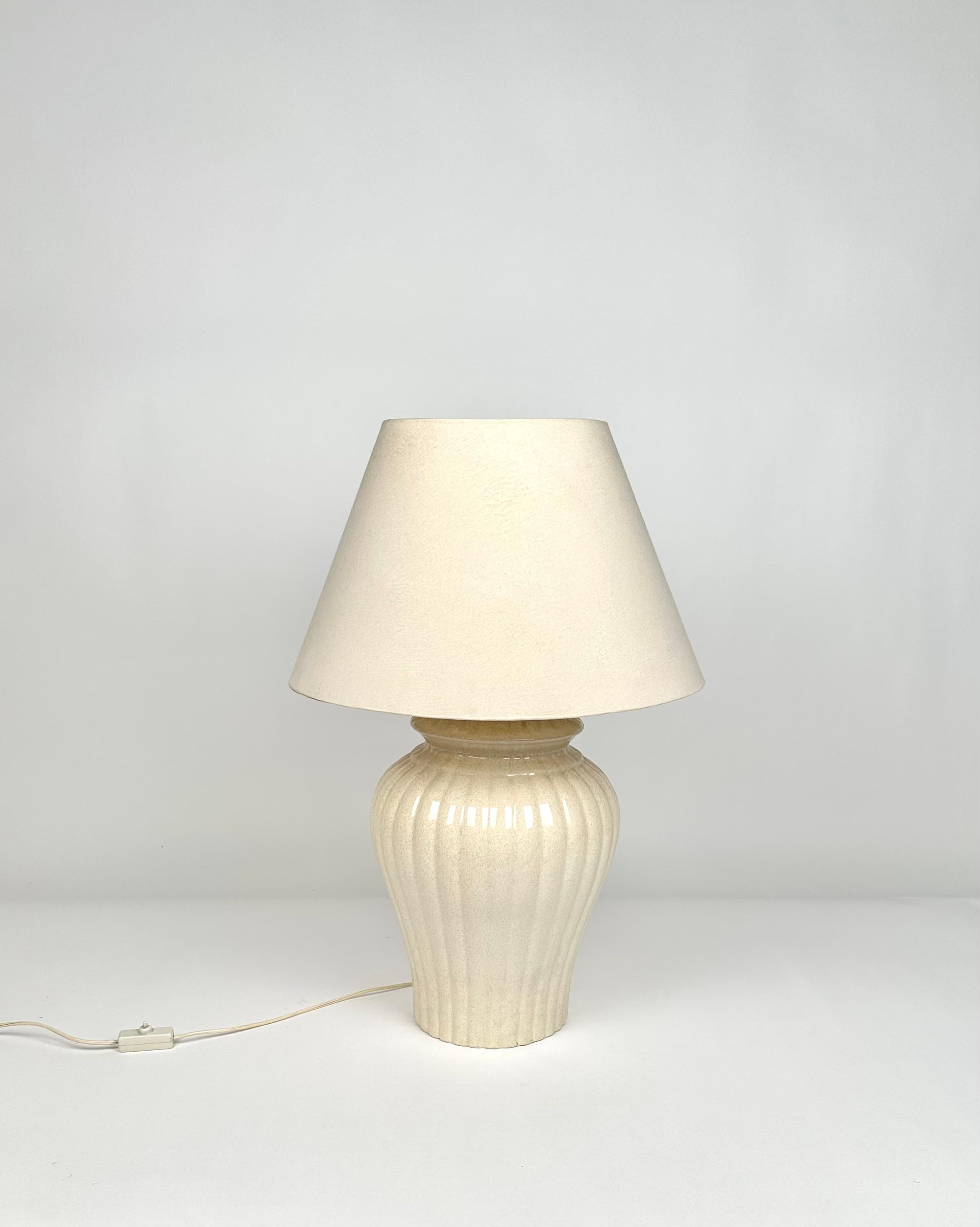 Beautiful table lamp in ceramic by Italian design Tommaso Barbi for B ceramice.

Made in Italy in the 1970.

The original signature stamps are still visible on the bottom of the lamp, as shown in the pictures.