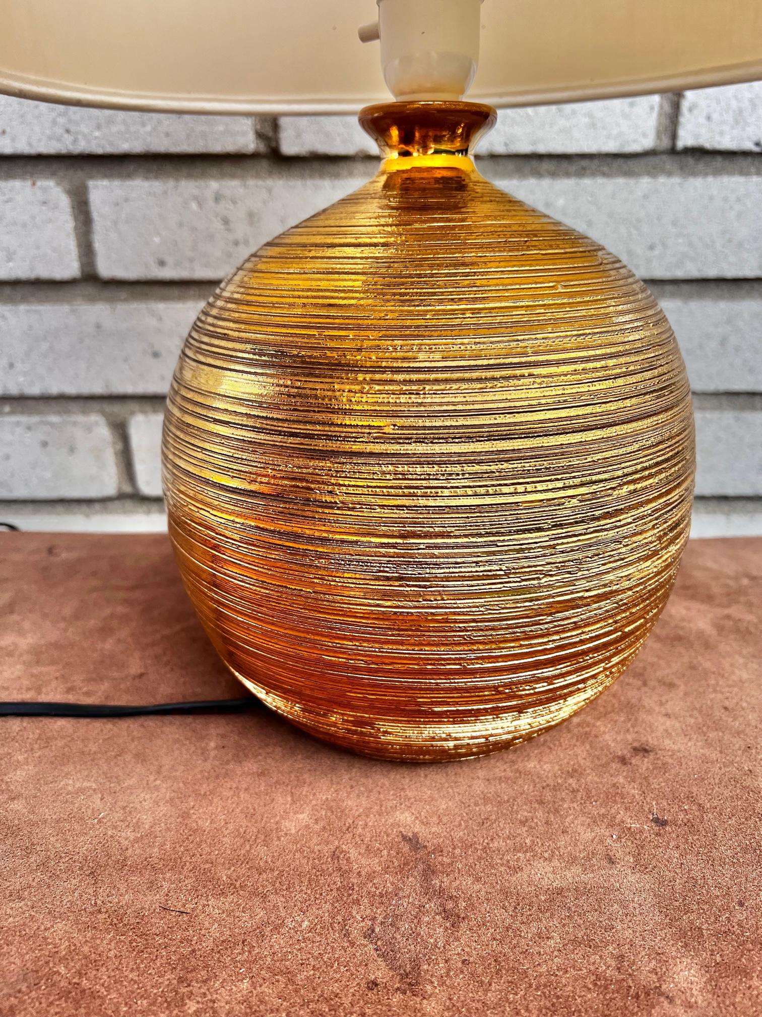 italien Lampe de bureau en céramique à glaçure dorée Bitossi pour Bergboms en vente