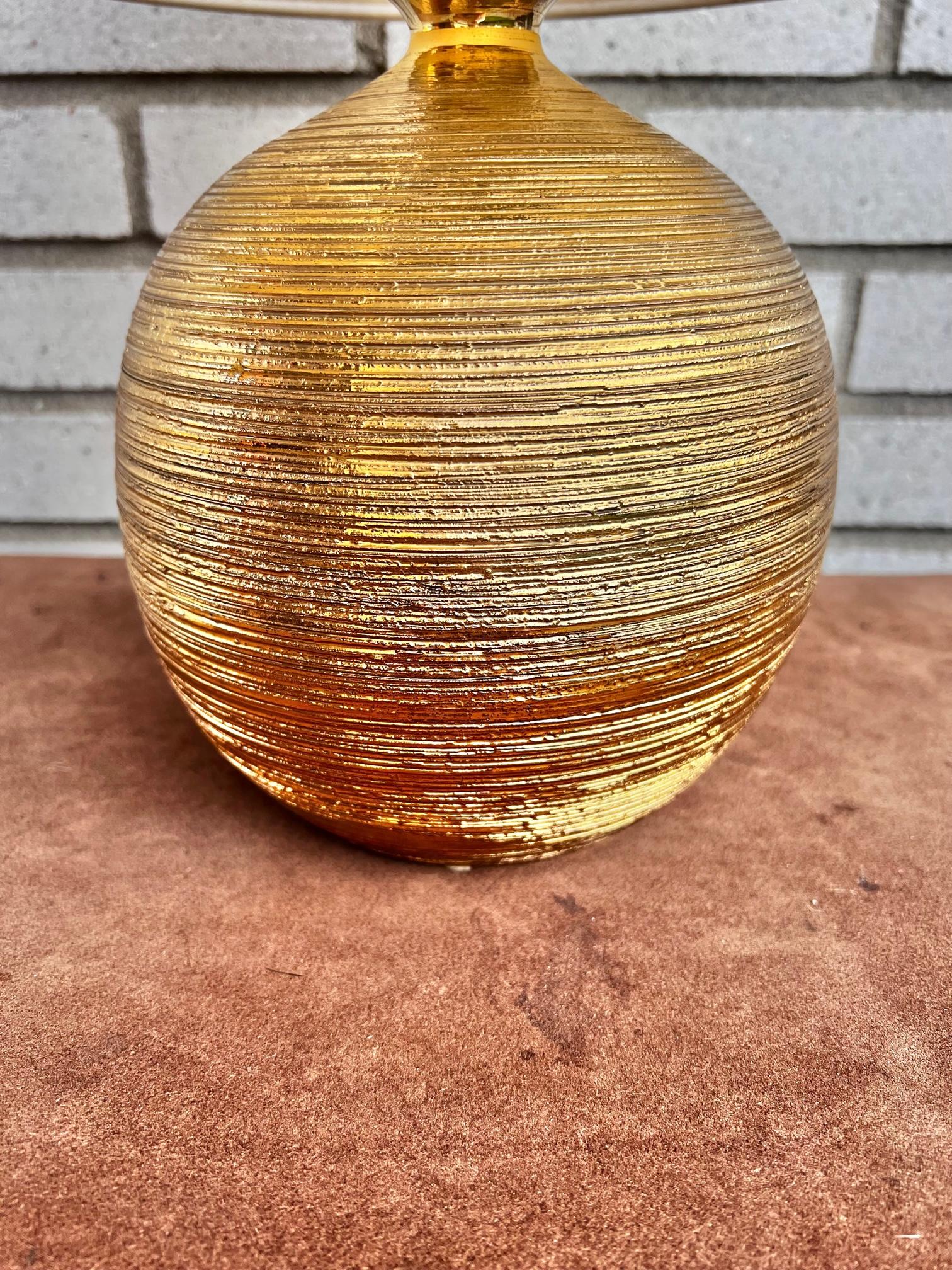 Milieu du XXe siècle Lampe de bureau en céramique à glaçure dorée Bitossi pour Bergboms en vente