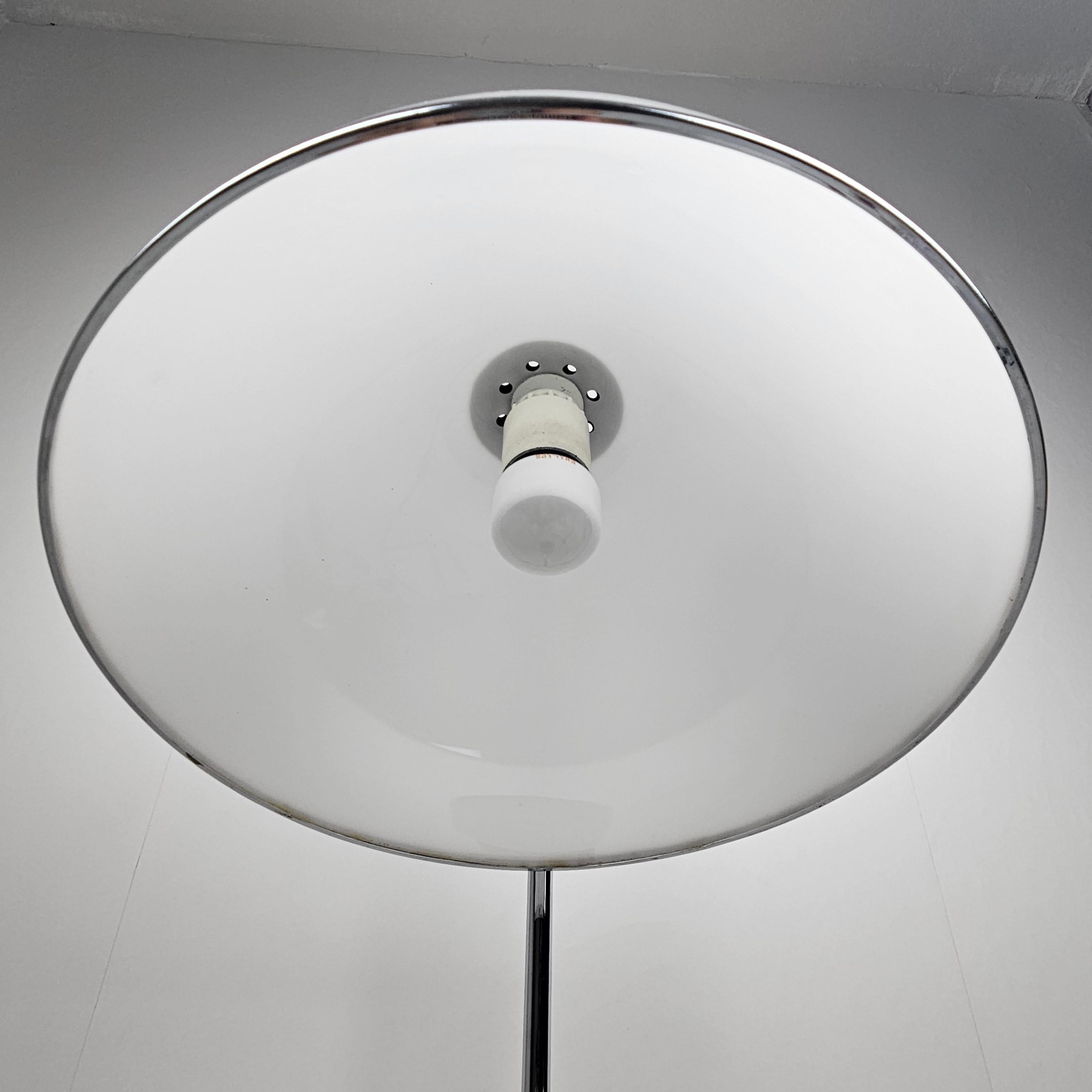 Table Lamp in Chrome And White Acrylic Diffuser, Italy 1970's For Sale 5