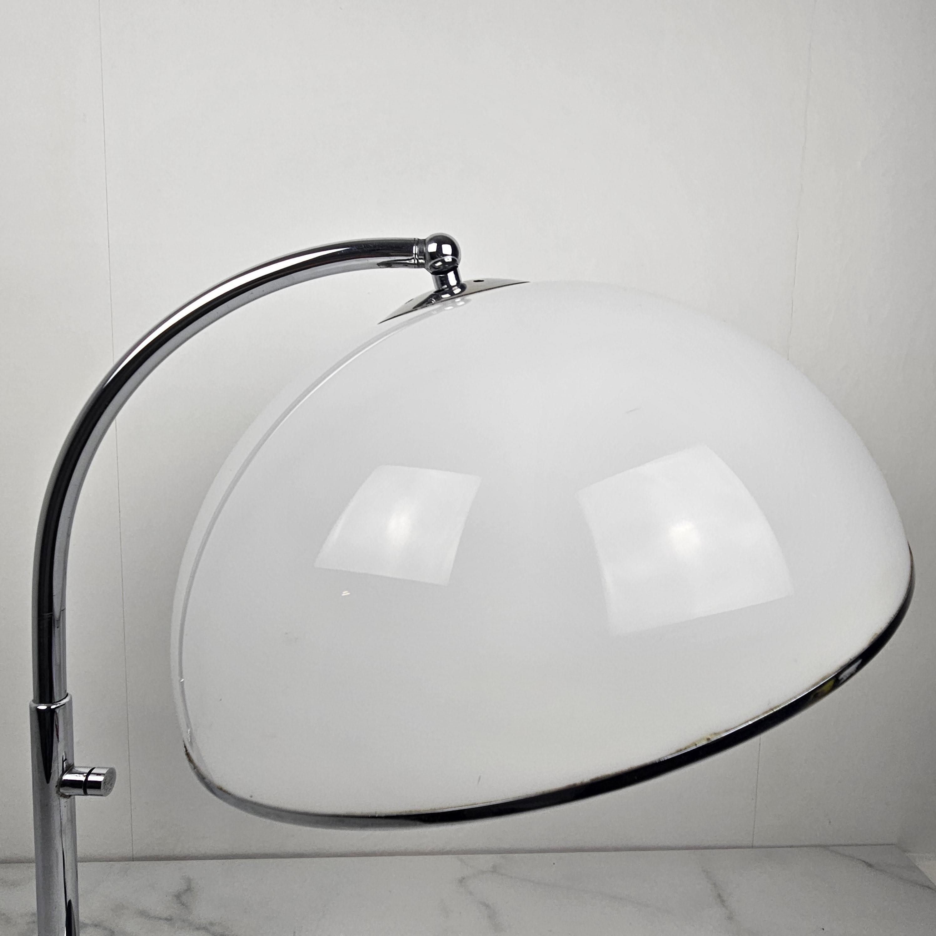 Table Lamp in Chrome And White Acrylic Diffuser, Italy 1970's For Sale 6