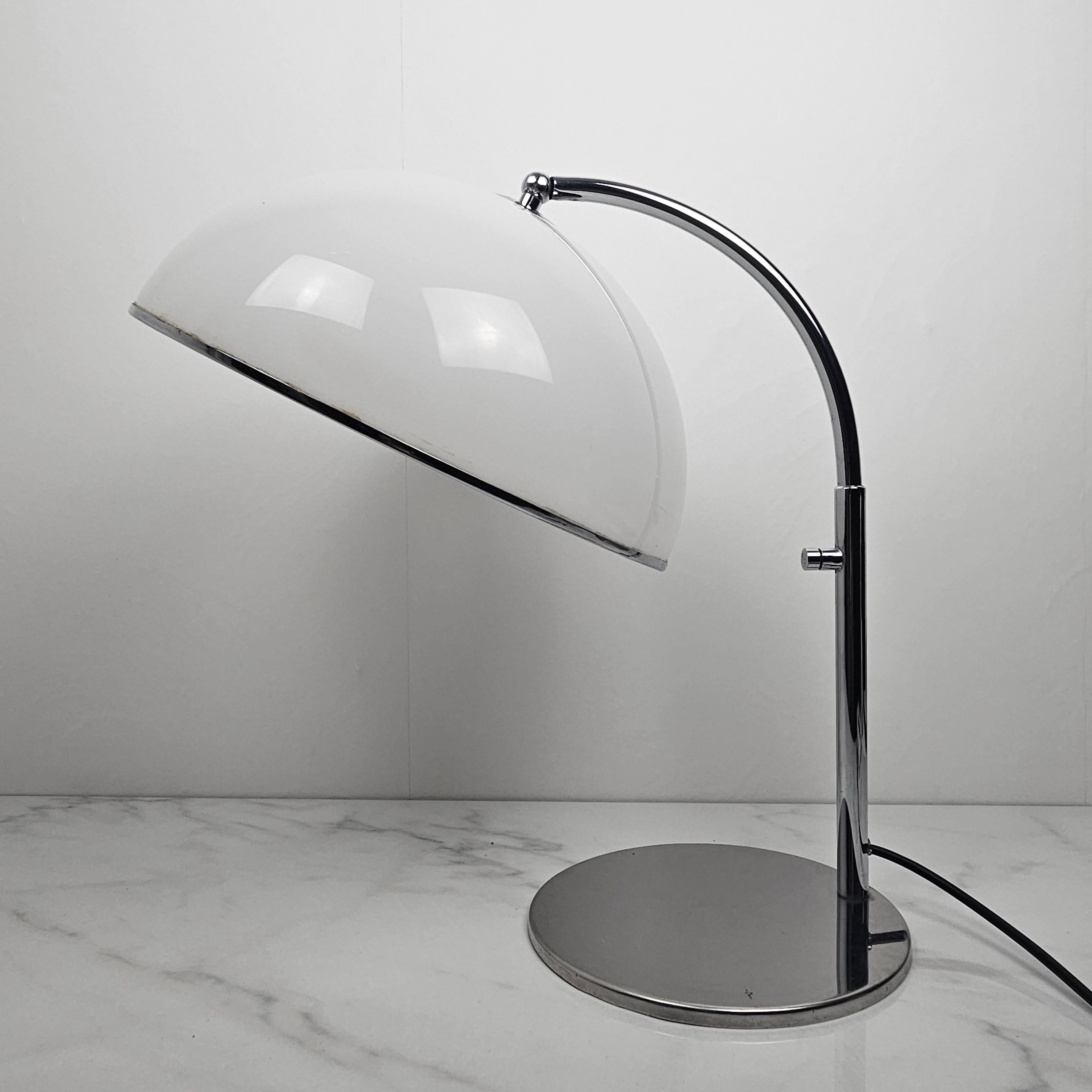 Very nice table lamp fabricated in Italy in the 70's.
Executed in chromed metal with a white acrylic diffuser.

It is possible to extend the height from 44 cm (17.32