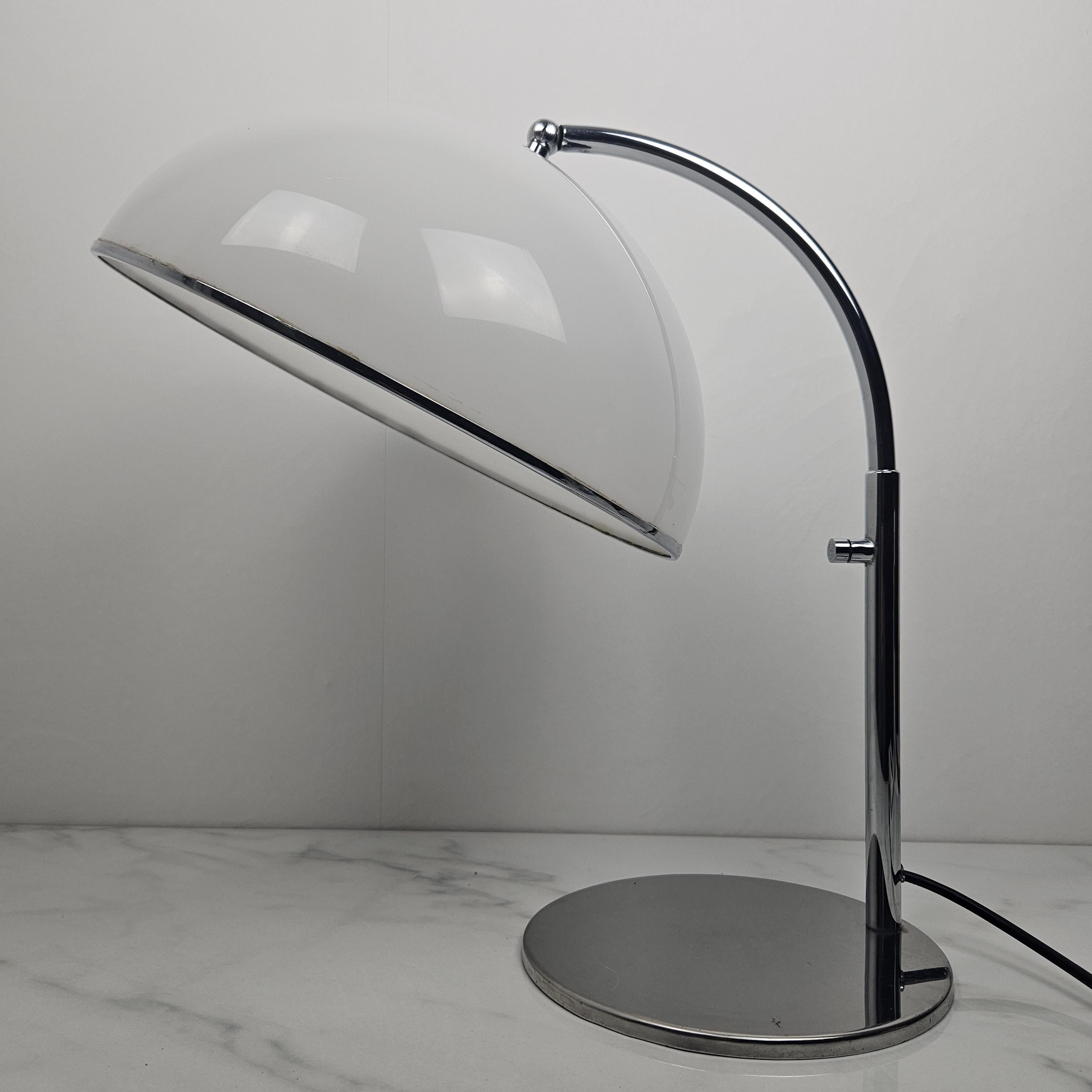 Mid-Century Modern Table Lamp in Chrome And White Acrylic Diffuser, Italy 1970's For Sale