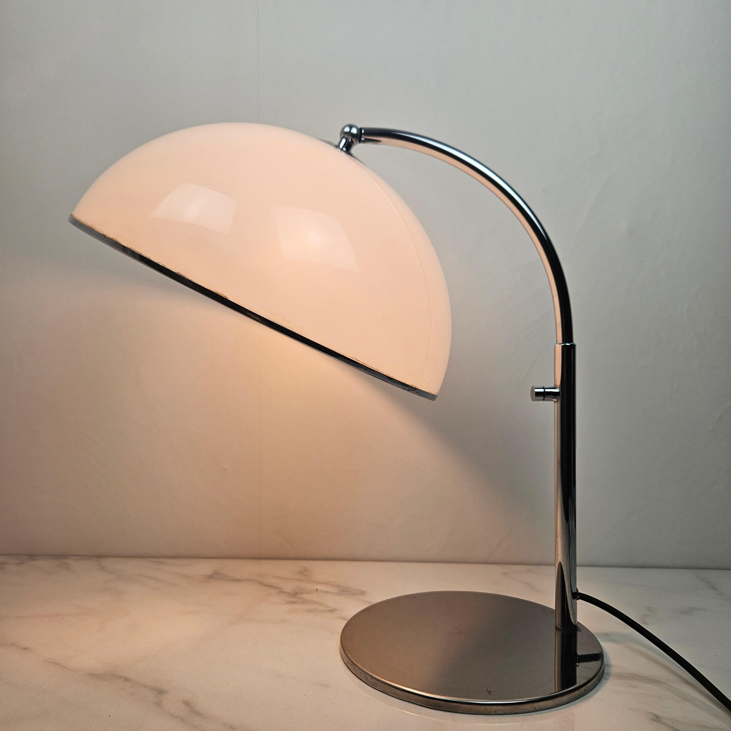 Italian Table Lamp in Chrome And White Acrylic Diffuser, Italy 1970's For Sale
