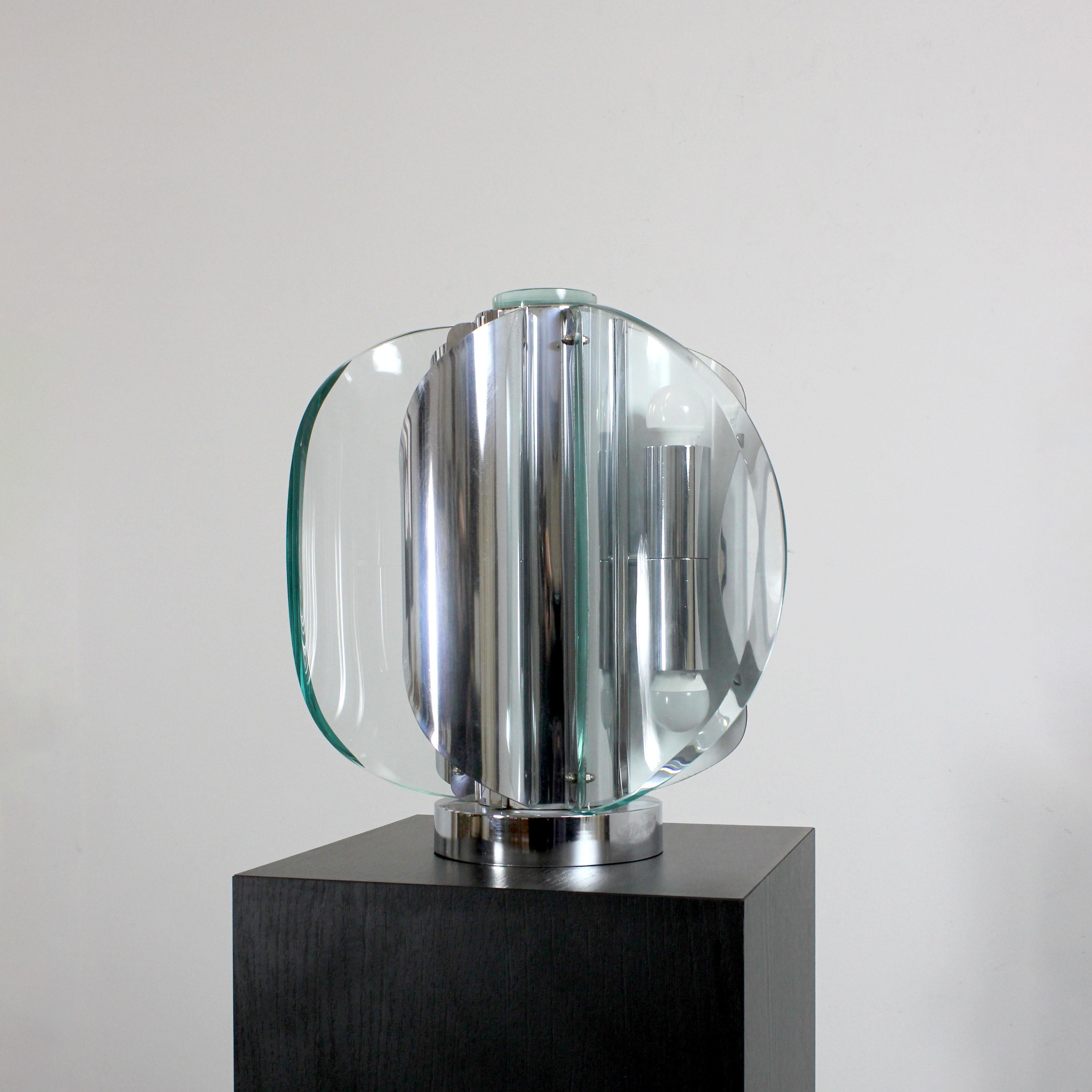 Lampe à poser en verre clair et acier chromé - Attr. Max Ingrand - à Fontana Arte - c. C. 1960

Trois positions d'éclairage différentes

Dimensions : 42 x 40 cm (diamètre) : 42 x 40 cm (diamètre)