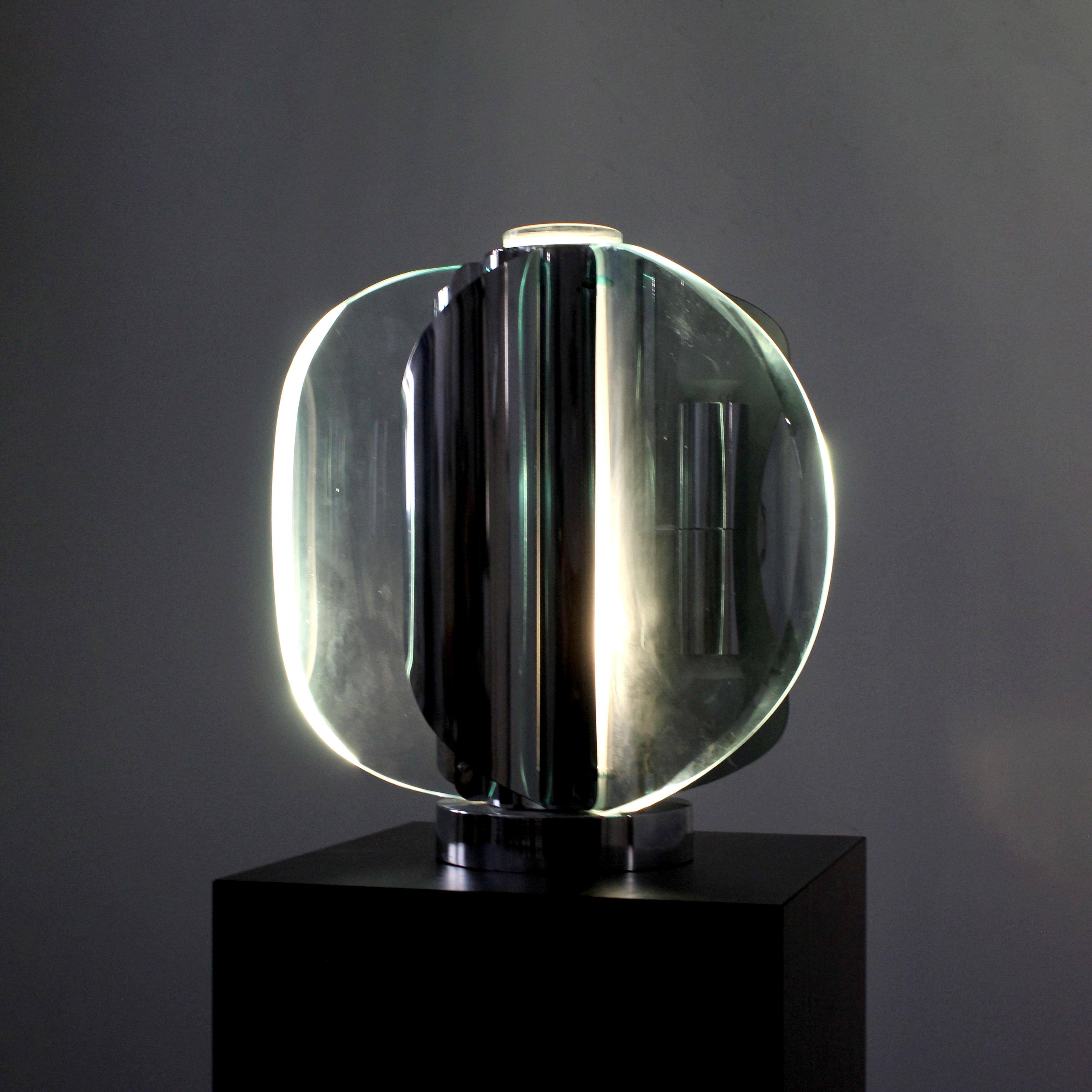 Milieu du XXe siècle Lampe à poser en verre clair et acier chromé - Attr. Max Ingrand - à Fontana Arte en vente