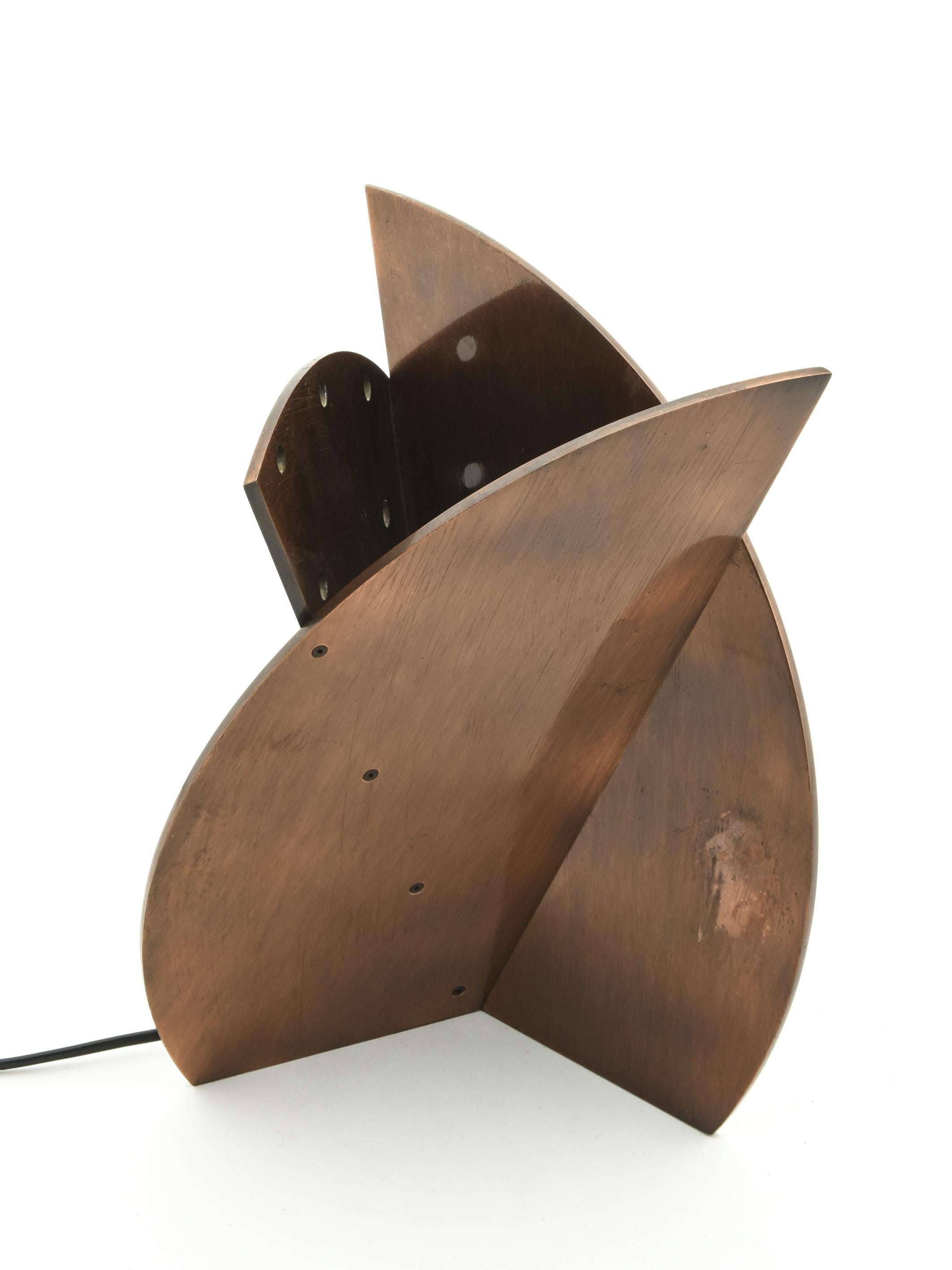 Table lamp composed of 3 perforated sheets of patinated copper from the 1970s.
Futuristic design, original by its colour, shape and material, fairly small yet imposing despite its dimensions, this lamp will not go unnoticed by your visitors.
Very