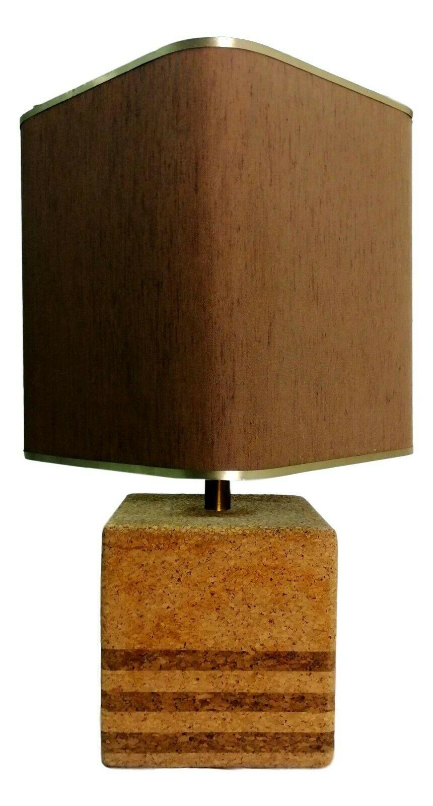 Splendid and elegant original table lamp from the 70s entirely made of two-tone cork

It measures a total of 70 cm in height, the base about 25 cm on each side

Very good condition, as shown in photos, cork and diffuser in excellent condition,