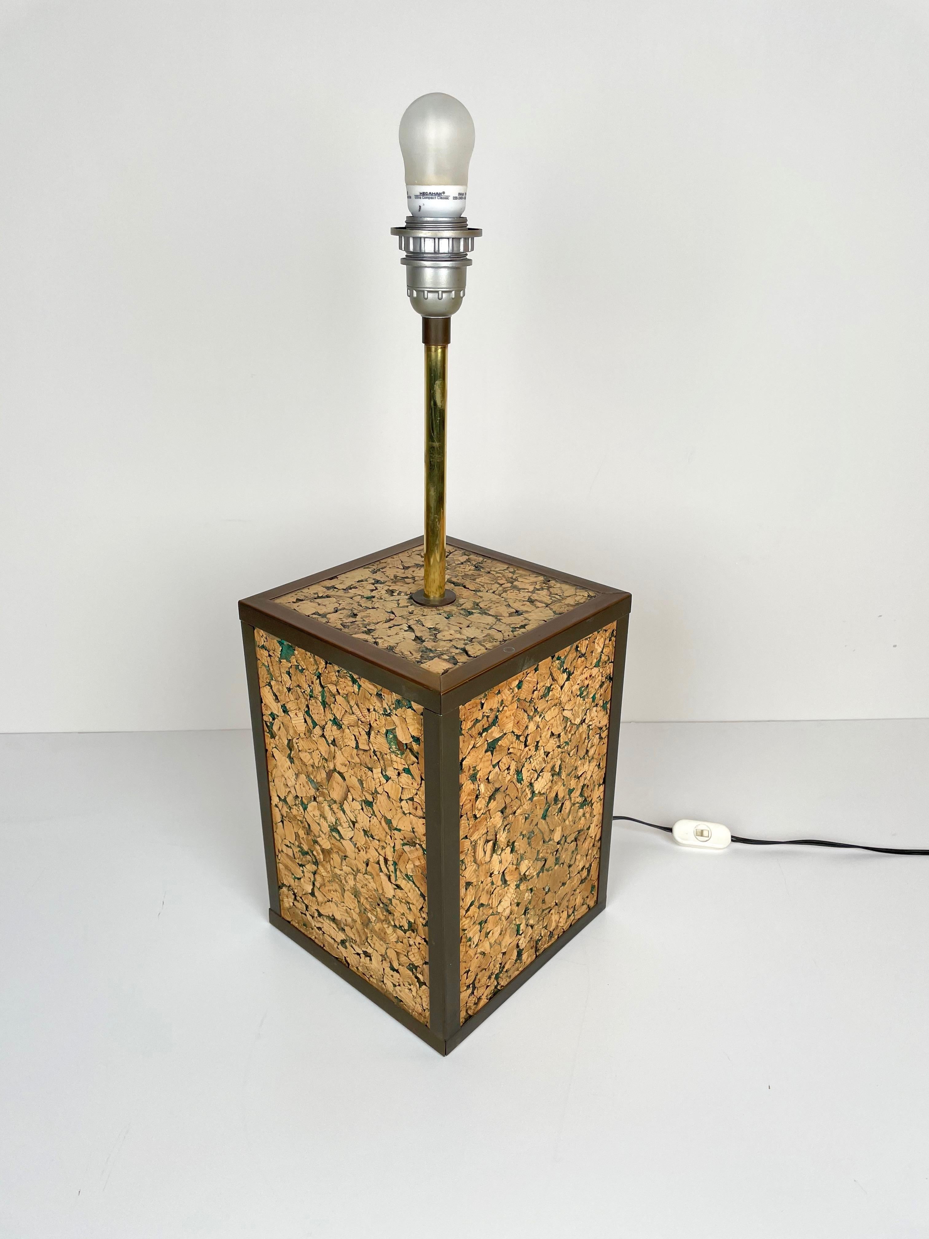 Lámpara de sobremesa con una particular base de corcho y latón, fabricada en Italia, años 70.